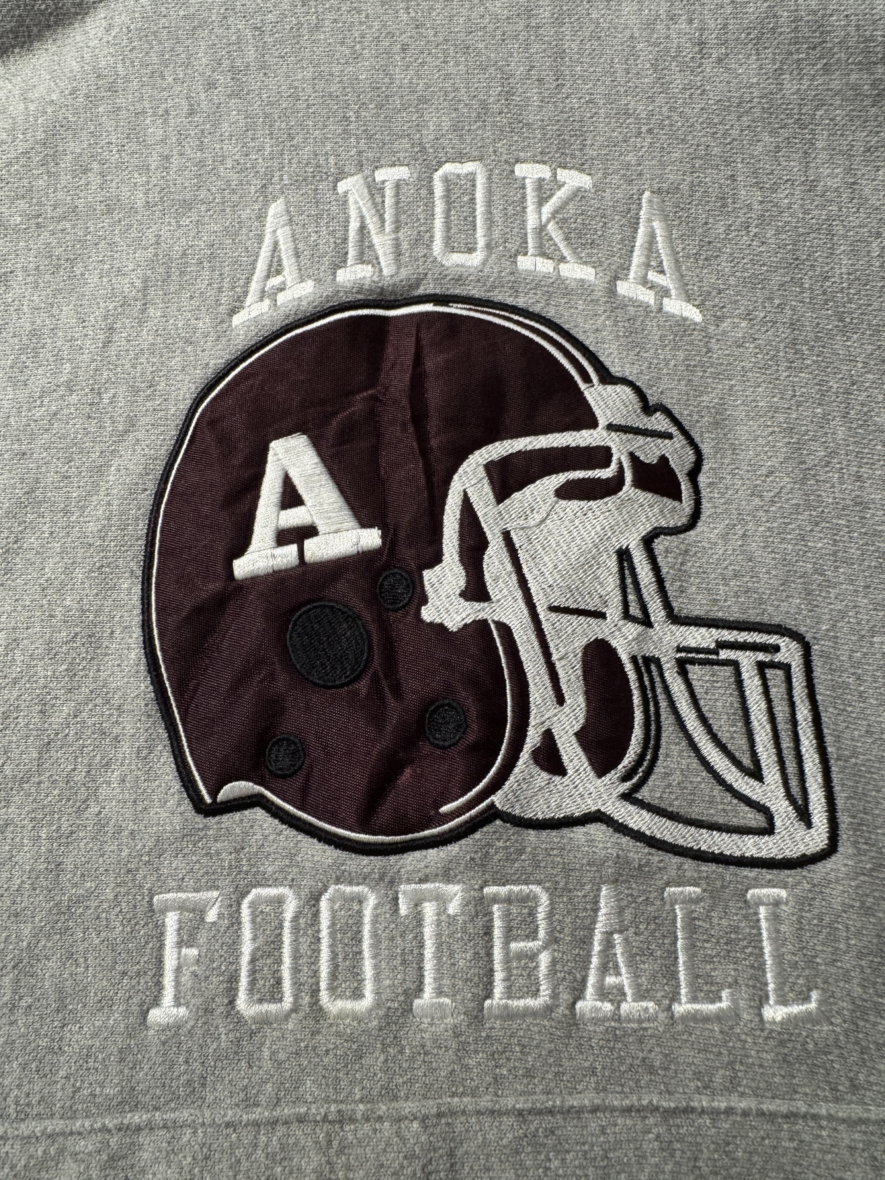 ANOKA FOOTBALLのヘルメット刺繍ロゴのアップリケディテール画像。