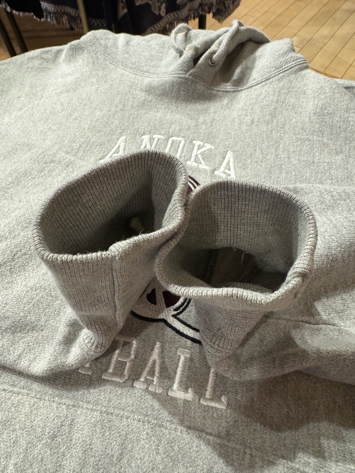 Championリバースウィーブフーディーの袖口リブをクローズアップした画像。