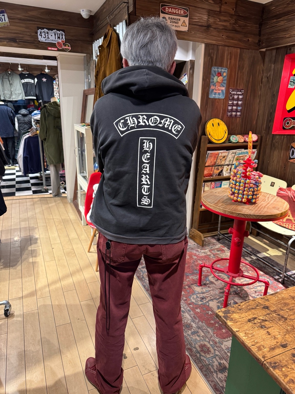 背中全体に大きくCHROME HEARTSロゴとクロスが入ったCHROME HEARTSジップパーカーのバックスタイル。