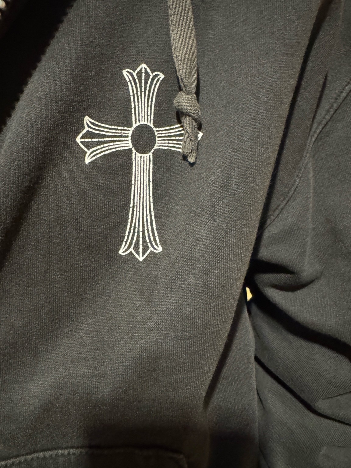 CHROME HEARTSジップパーカーの左胸に入るCHクロスのプリント。