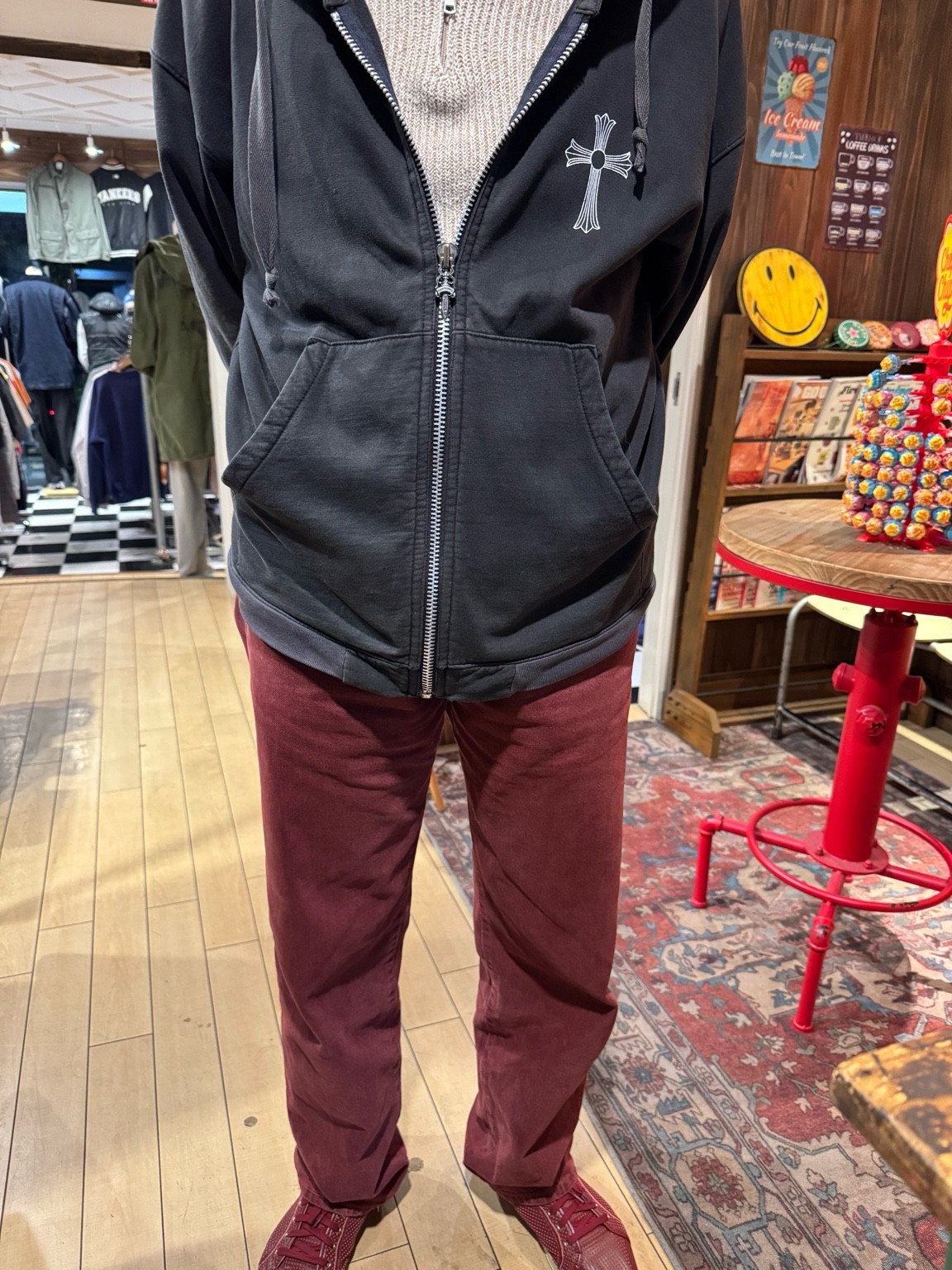 常連さんが10年以上愛用しているCHROME HEARTSのジップパーカー。ボルドーのパンツとあわせた店内でのスナップ。