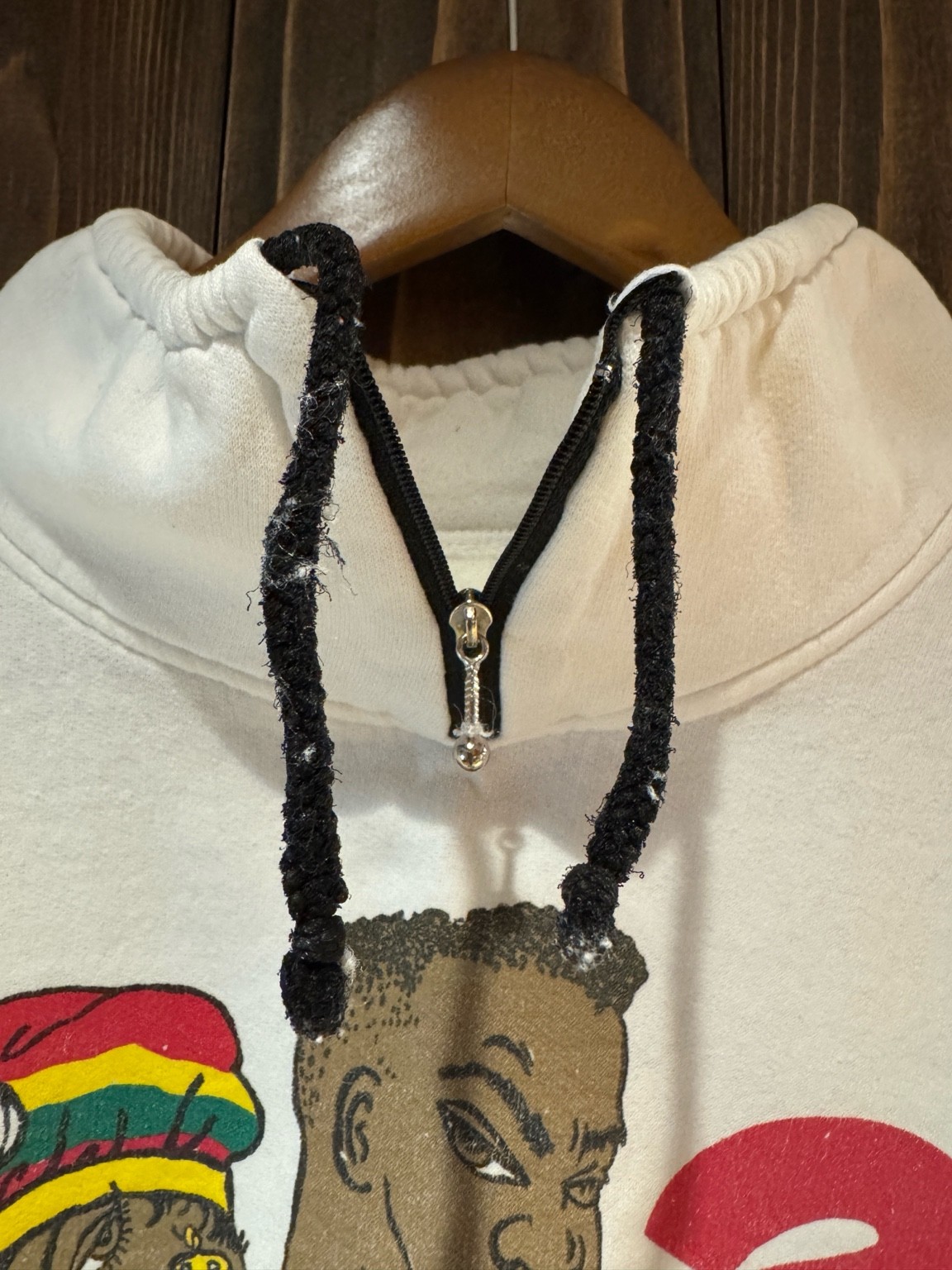 首元のハーフジップとドローコードのアップ