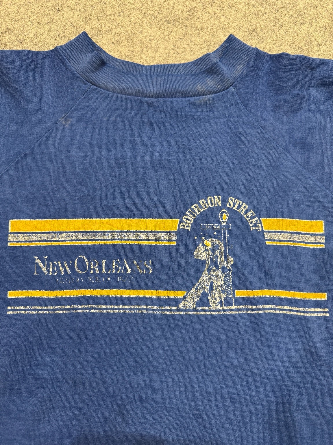 Healthknitニューオリンズスウェットの胸プリントアップ。Bourbon StreetとNew Orleansの文字、かすれたプリントの質感。