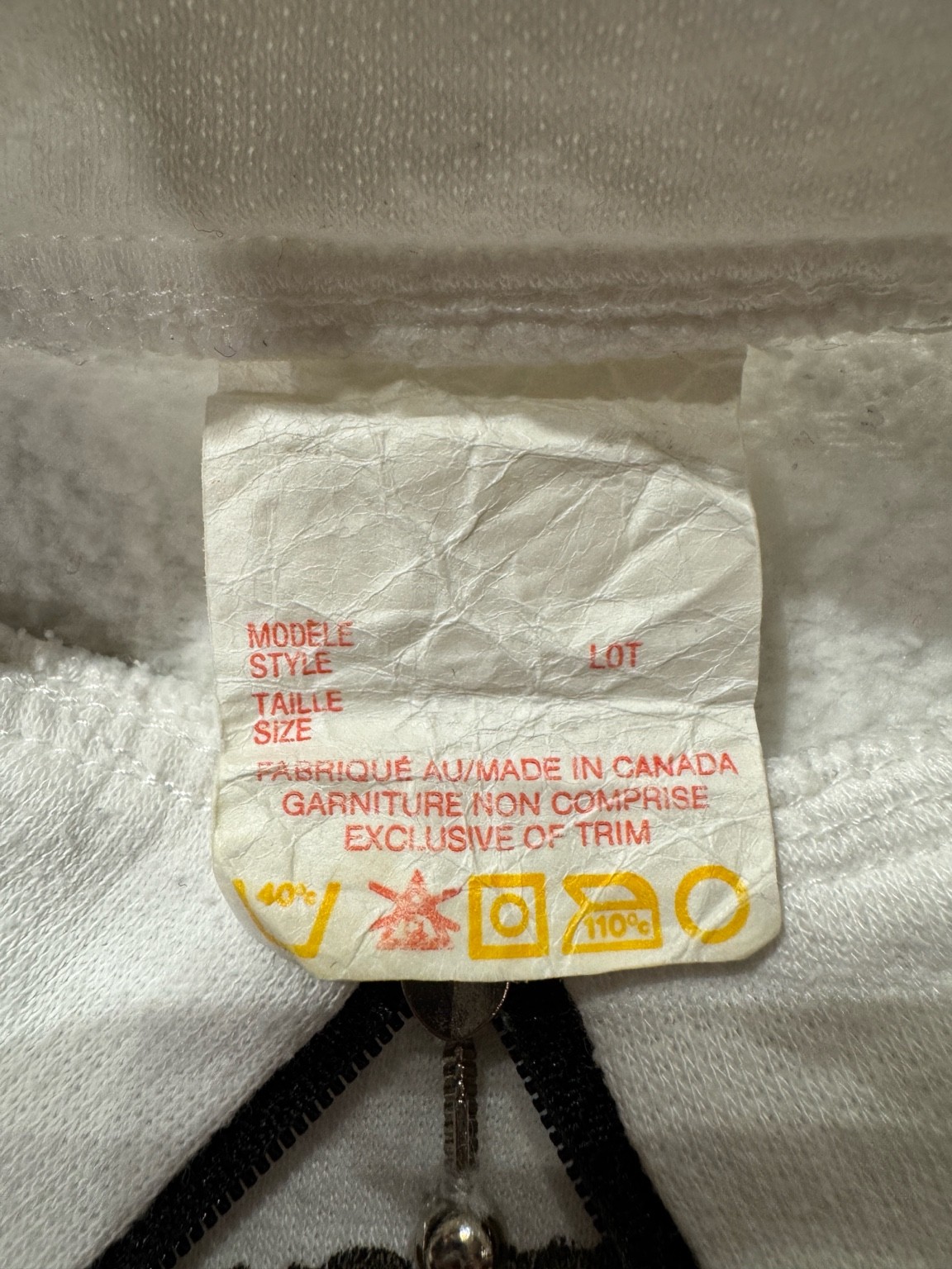 MADE IN CANADAとフランス語表記がある洗濯タグ