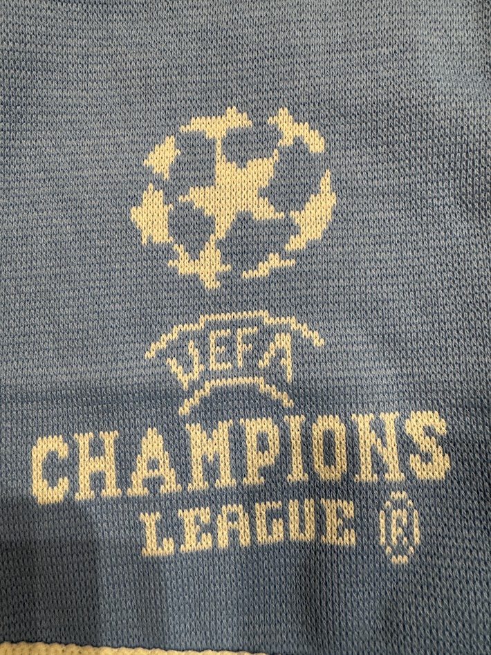 UEFAチャンピオンズリーグのスターボールロゴ部分のアップ。CHAMPIONS LEAGUEのロゴとともに編み込まれている。