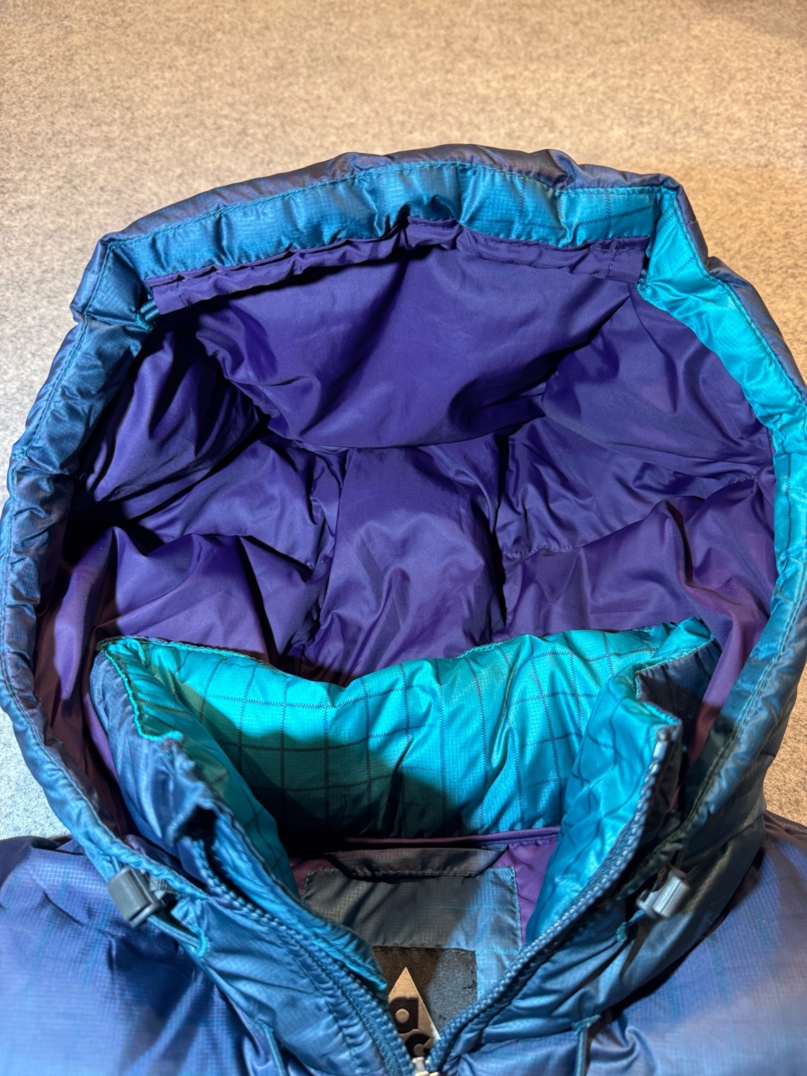 フード内側の配色とボリューム（NIKE ACG ダウン）