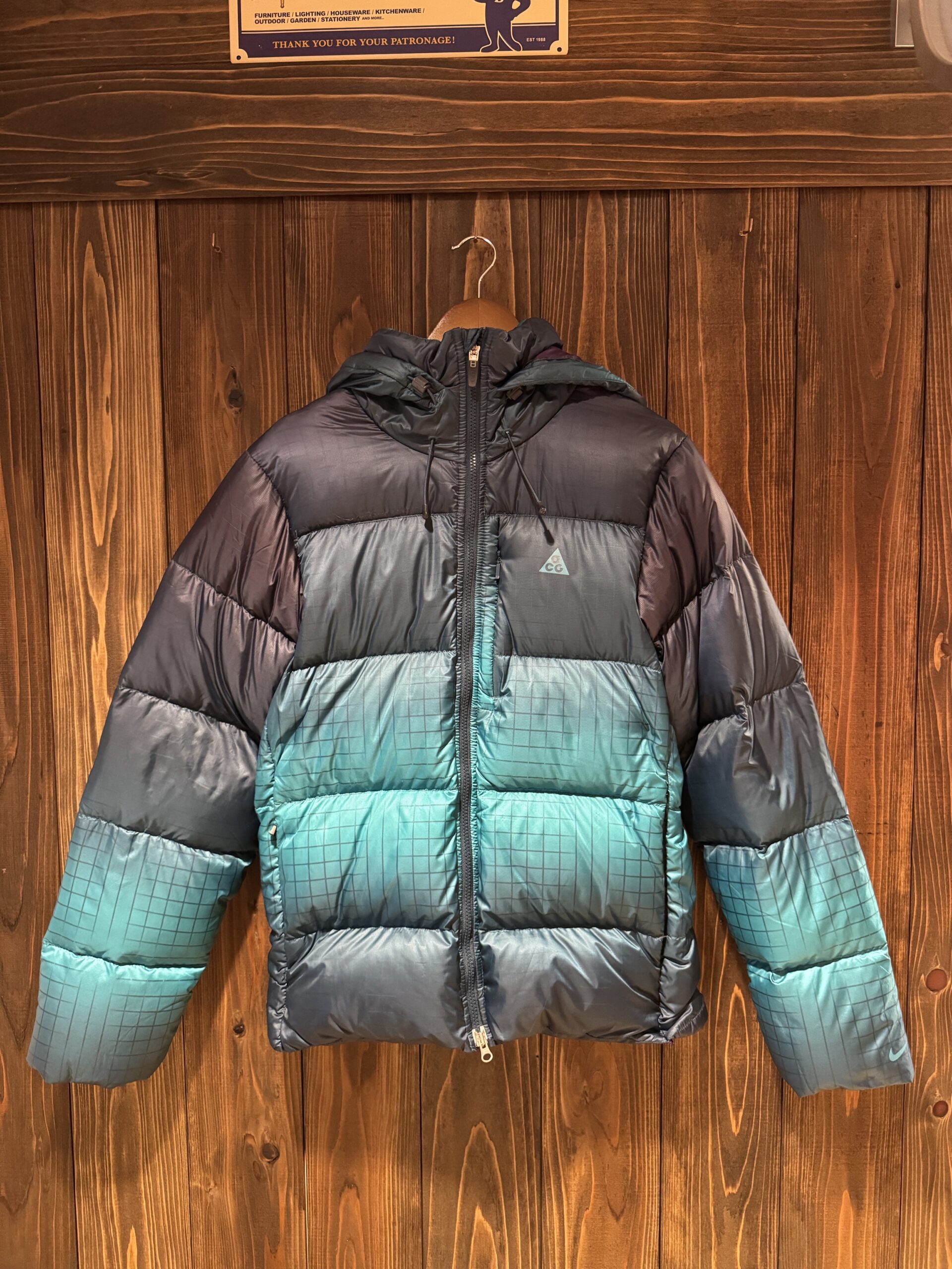 NIKE ACG フーデッドダウンジャケット 正面（吊り下げ）