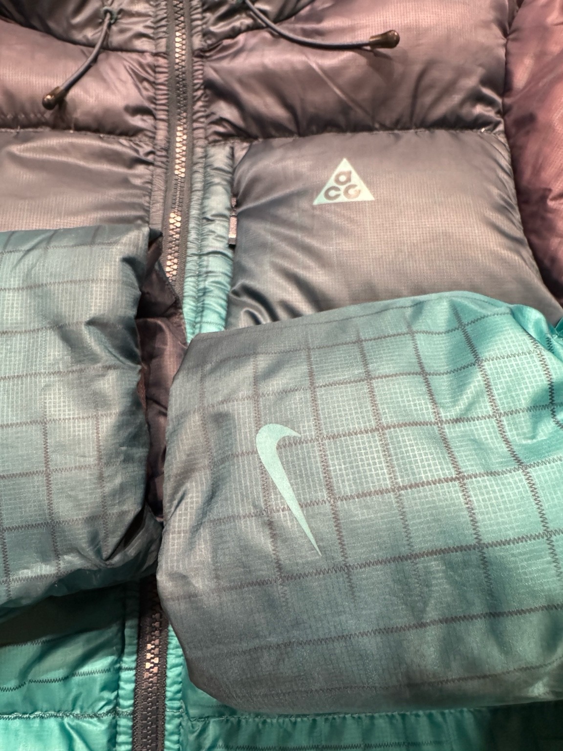 NIKE ACG ダウン 袖のSWOOSH ディテール