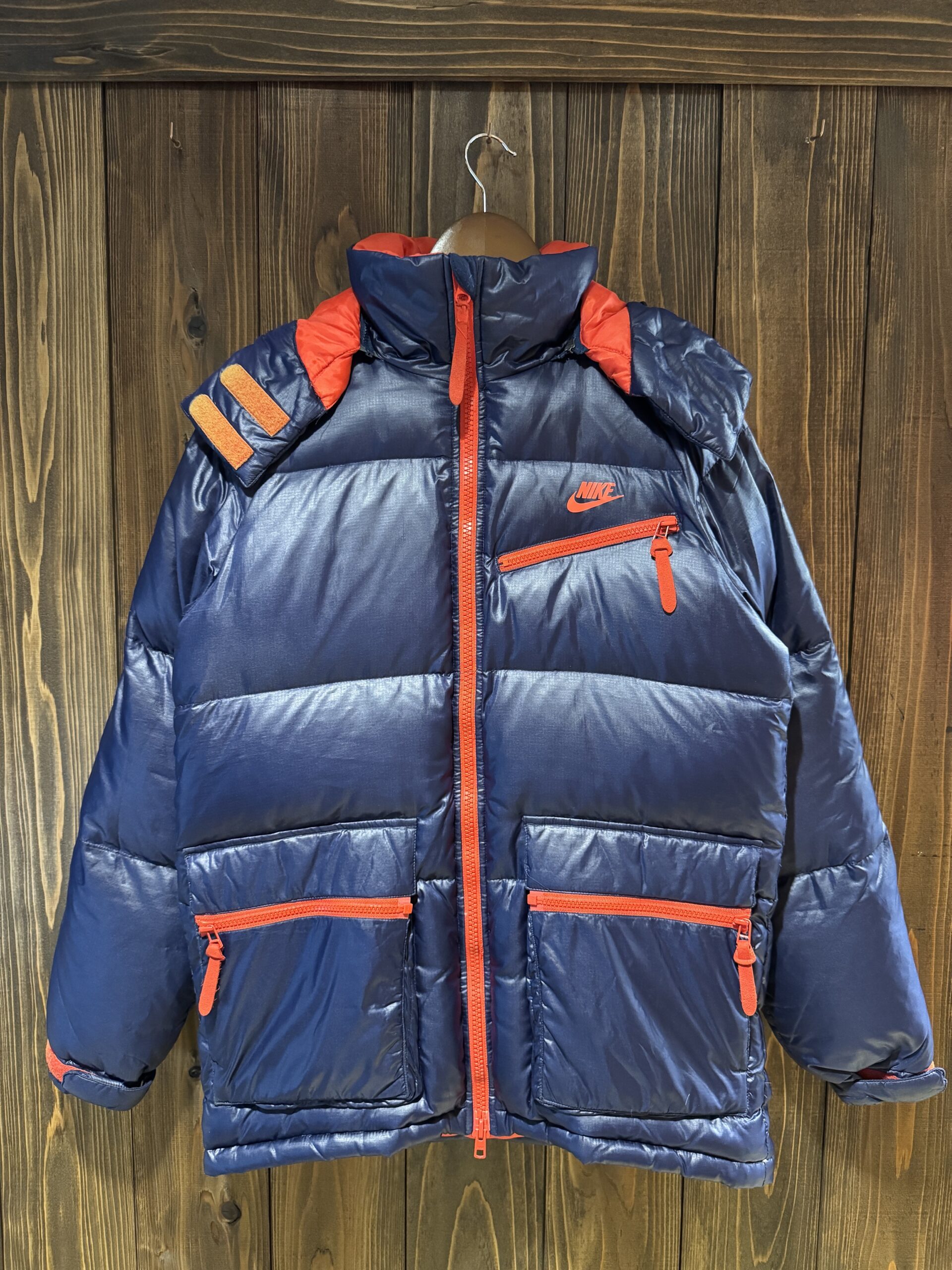 NIKE ダウンフーデッドジャケット ネイビー×オレンジ 正面 フード付き