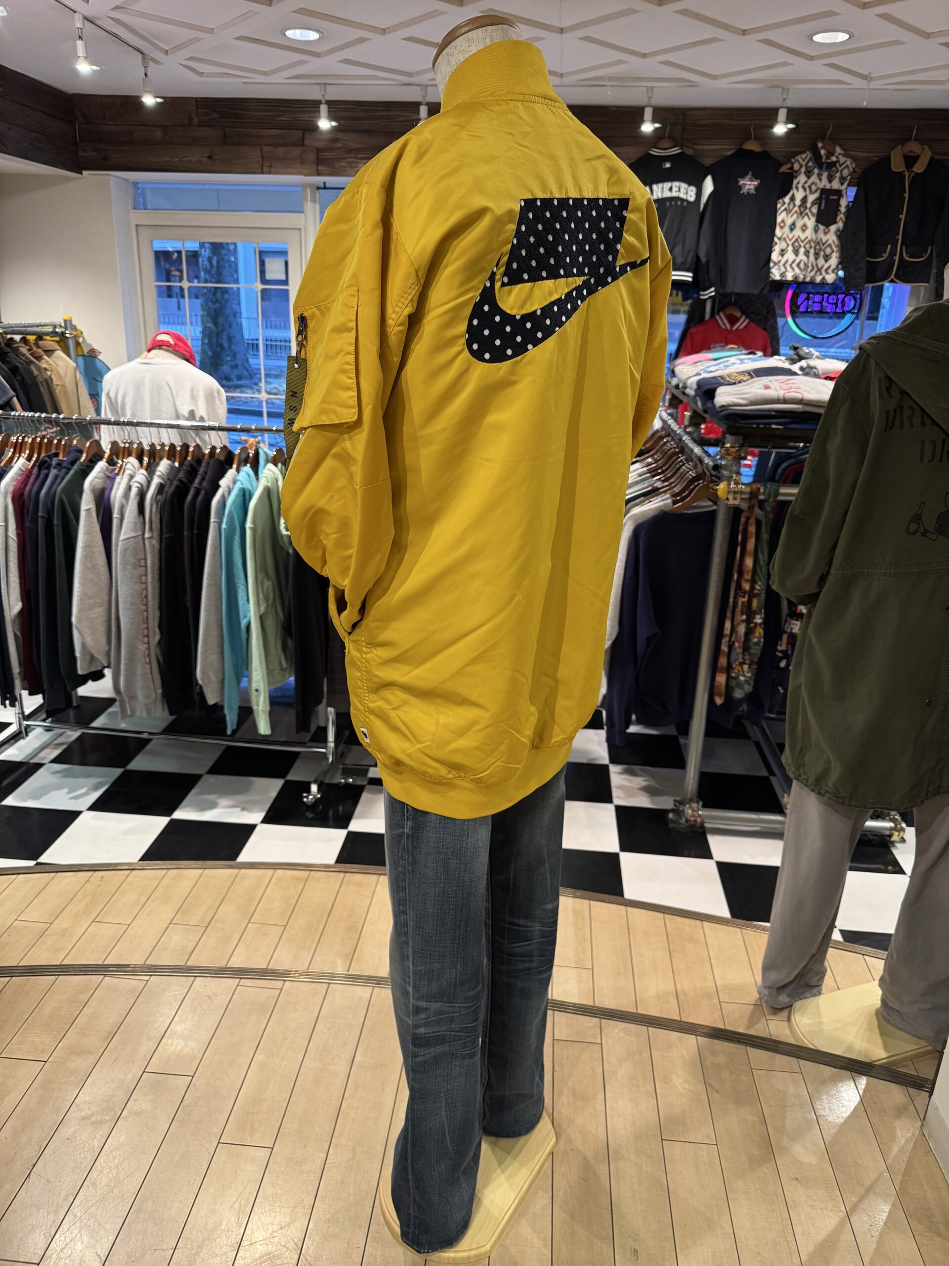 NIKE NSW ロング丈ナイロンジャケット トルソー着用 背面 ドットSWOOSH