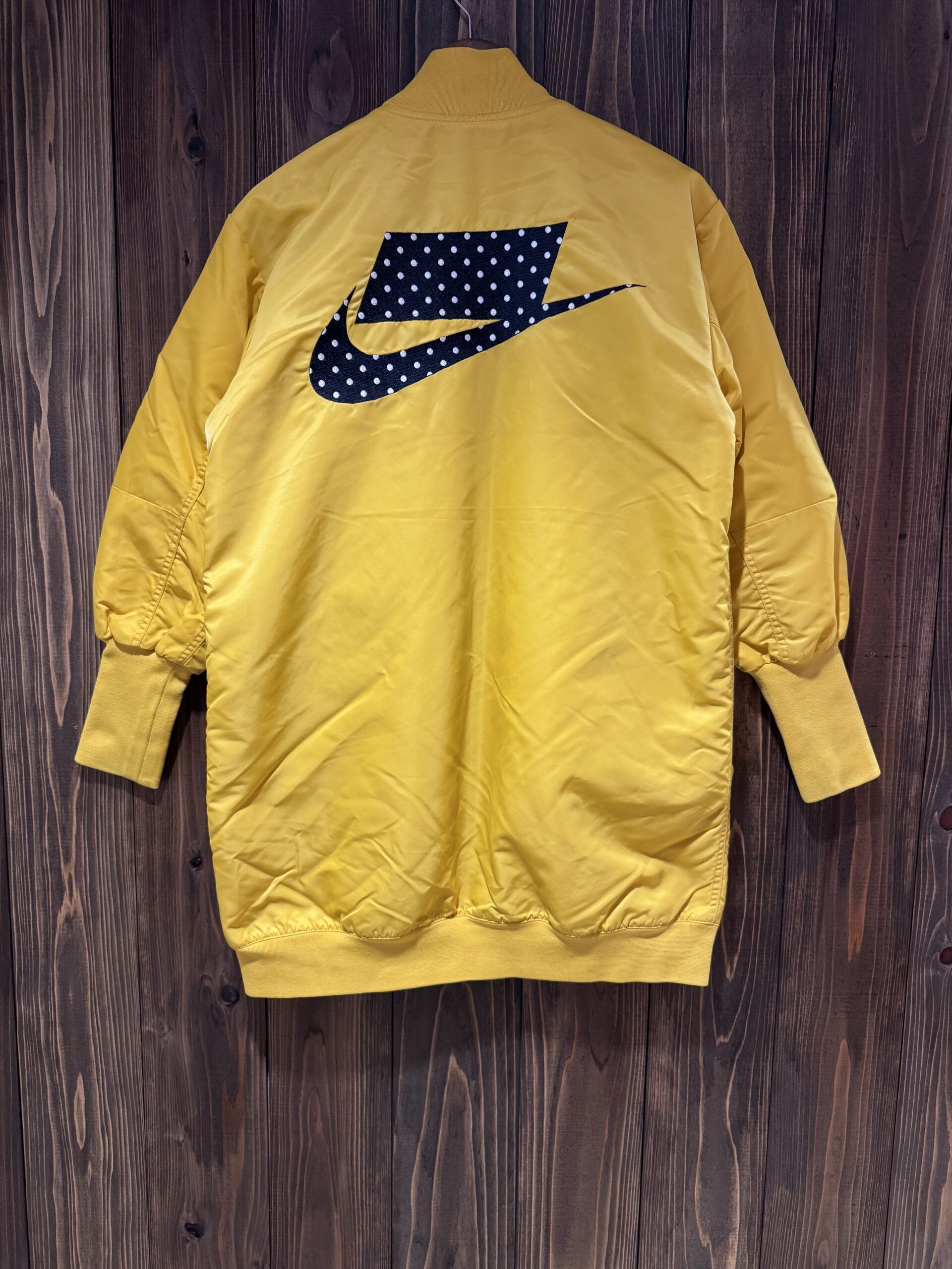 NIKE NSW ロング丈ナイロンジャケット 背面（大きなSWOOSH）