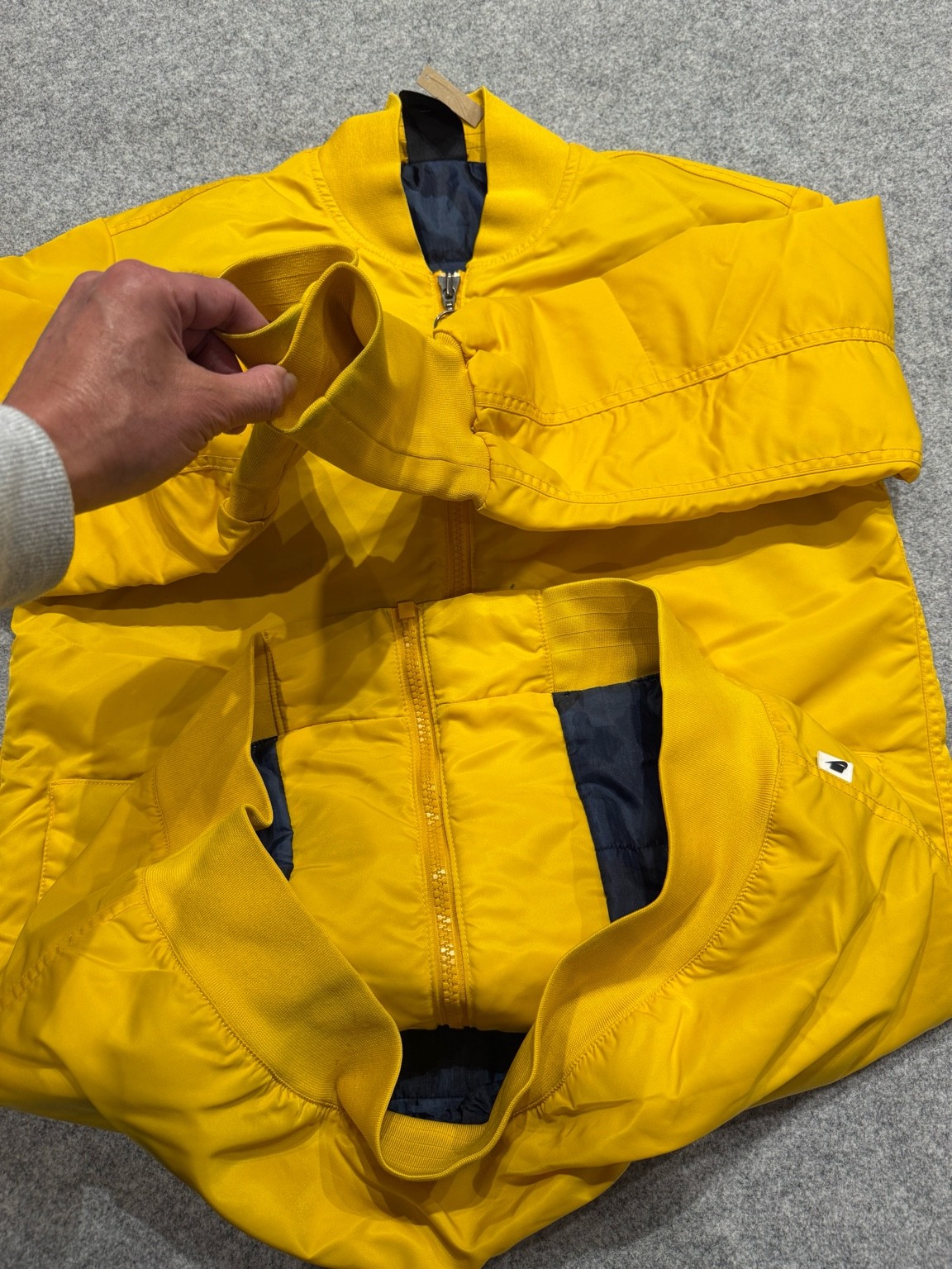 NIKE NSW ロング丈ナイロンジャケット 袖リブ部分の状態