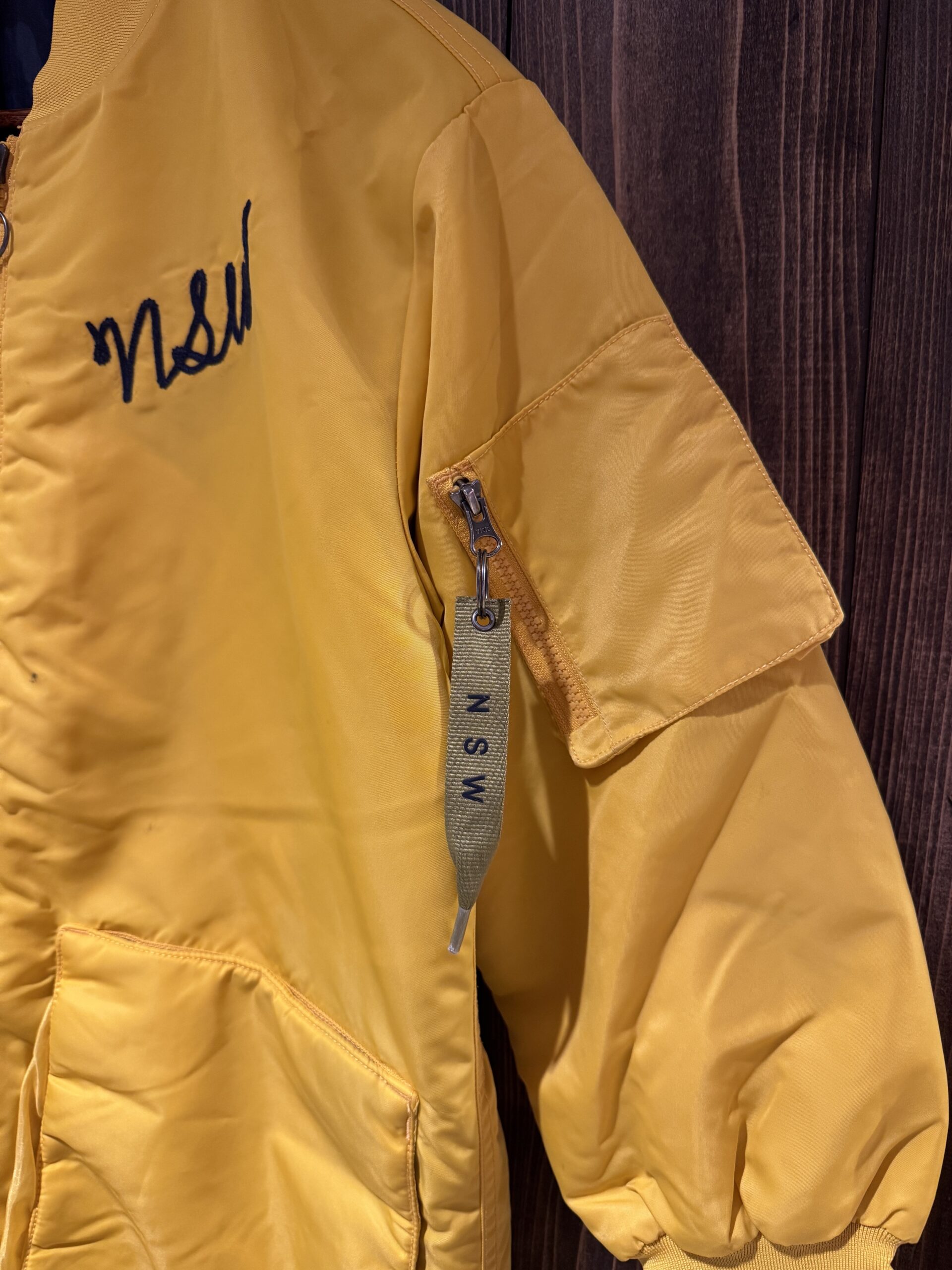 NIKE NSW ロング丈ナイロンジャケット 袖ポケットとテープディテール