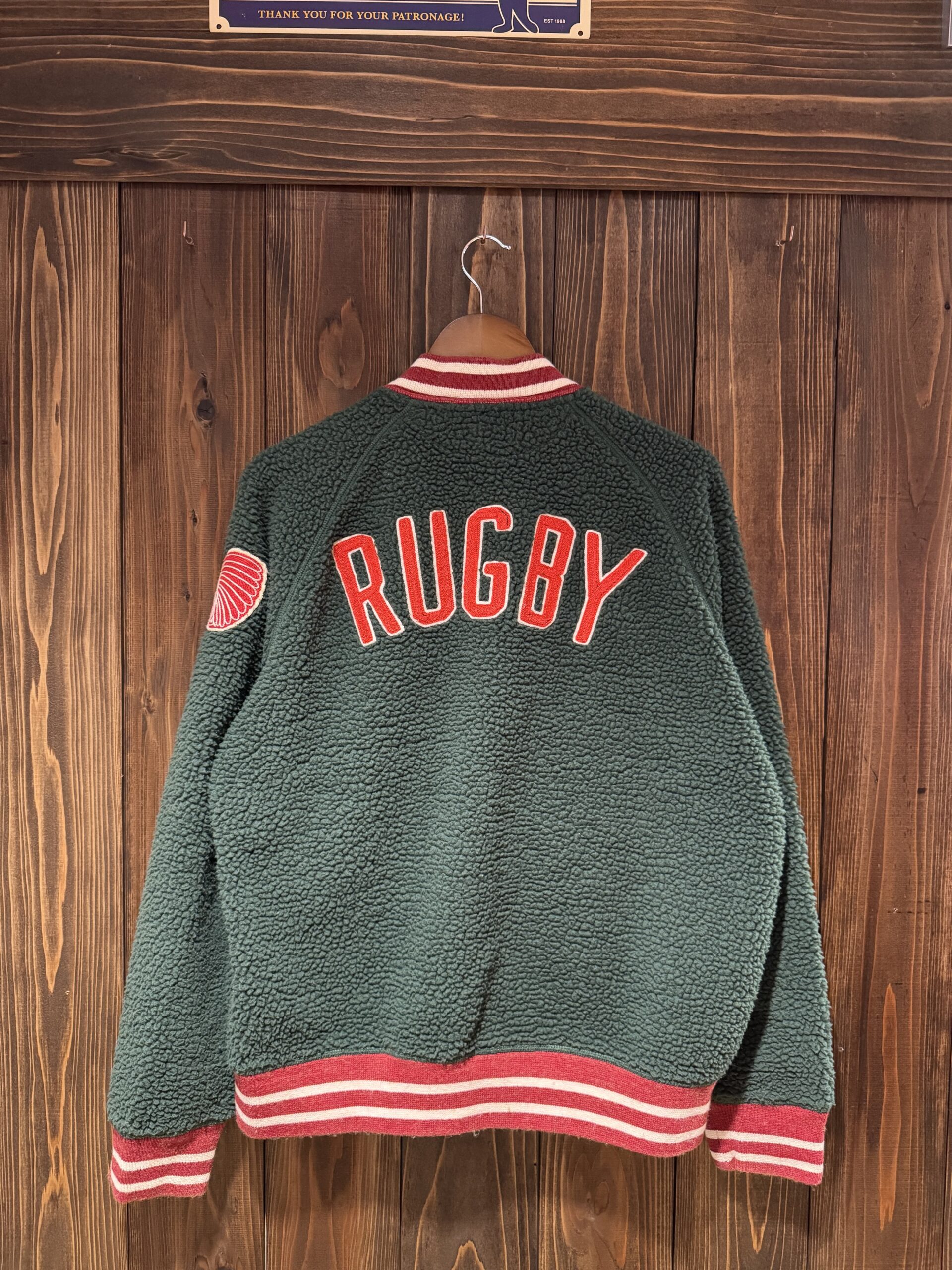 ラルフローレンRUGBYのボアスタジャン背面。RUGBYロゴワッペン入りのバックスタイル。