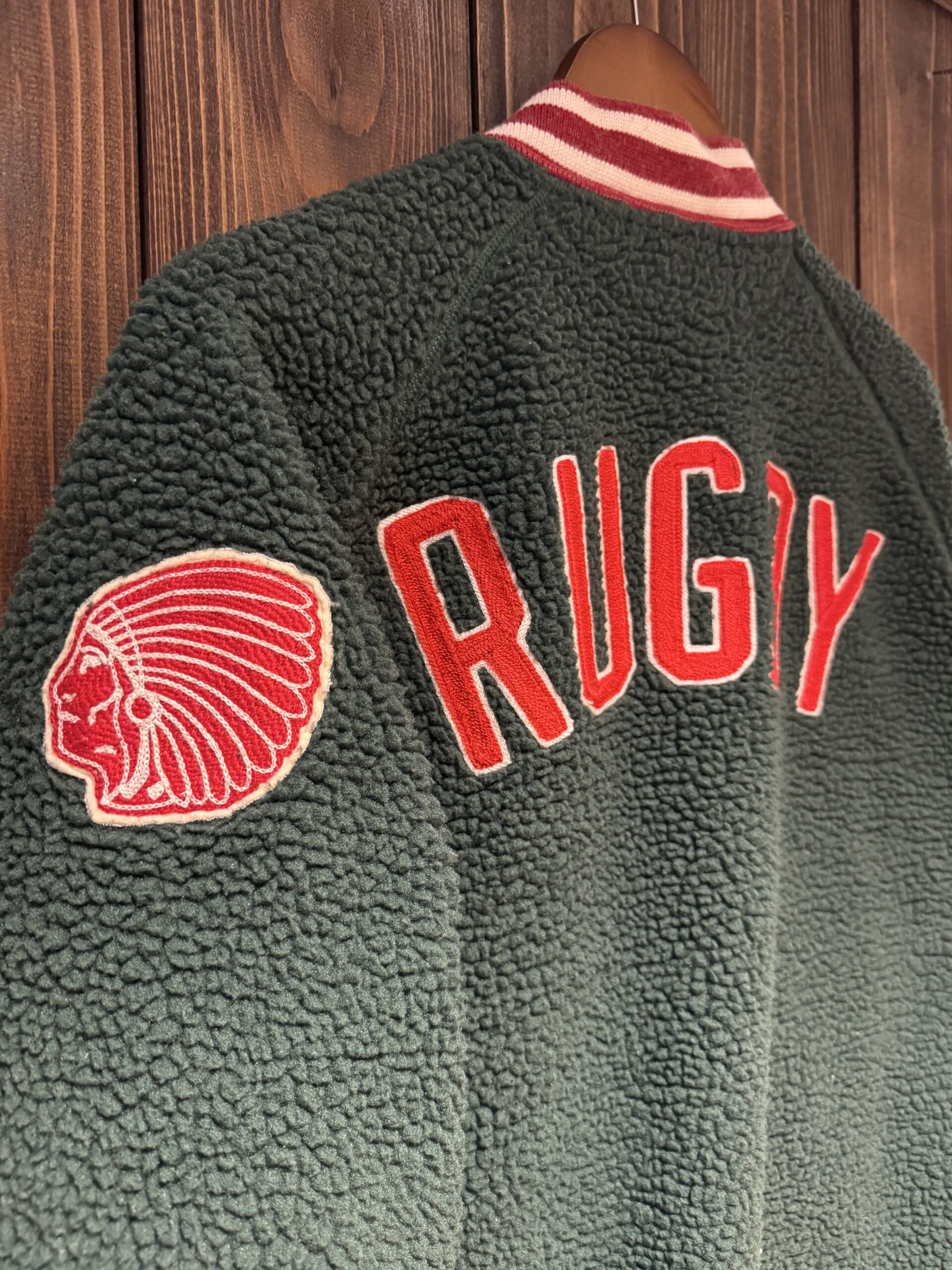 RUGBYロゴと袖のヘッドモチーフワッペンが見える斜め後ろからの写真。