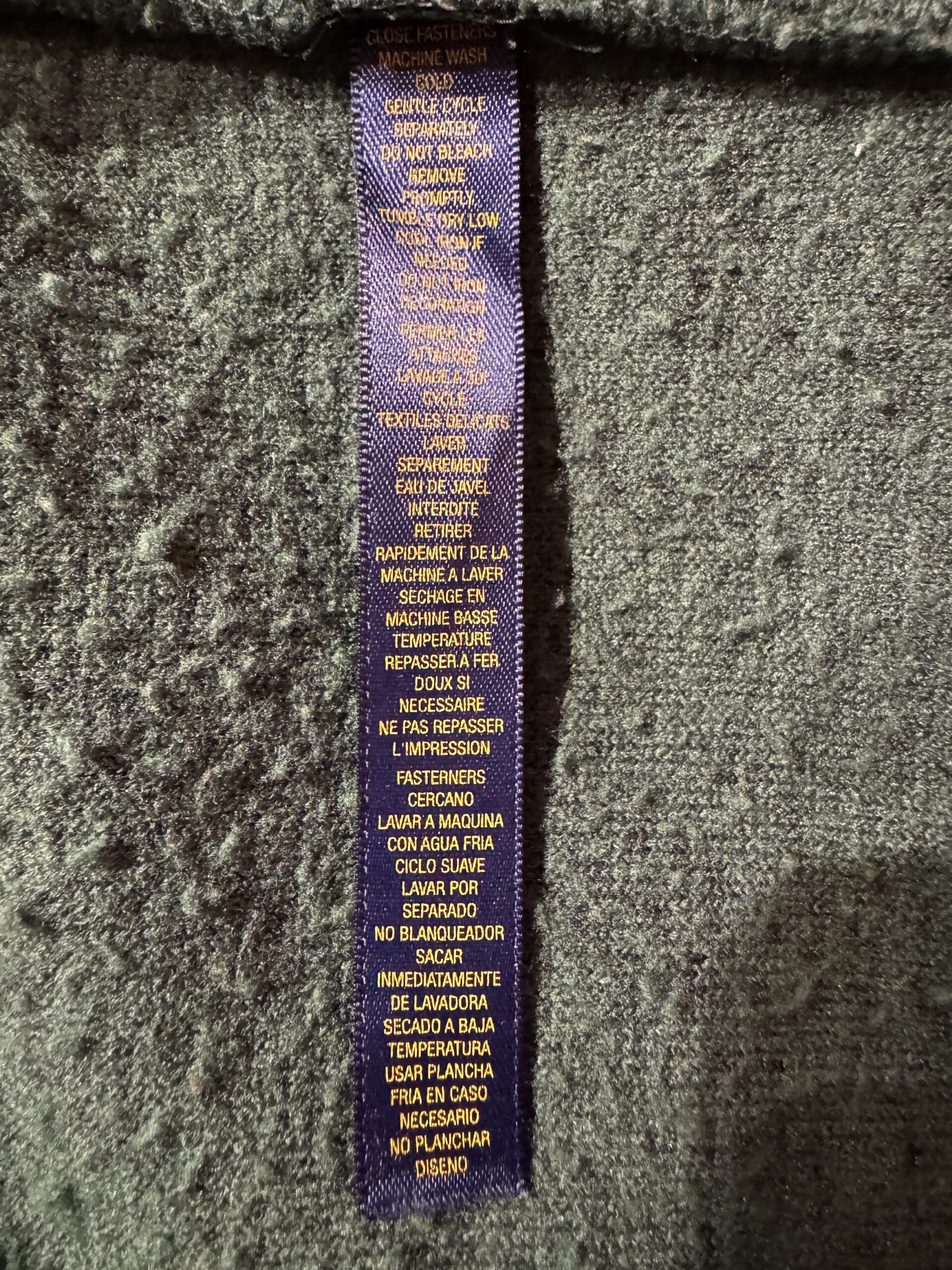 RUGBYボアスタジャン内側に縫われた洗濯ケアラベル。