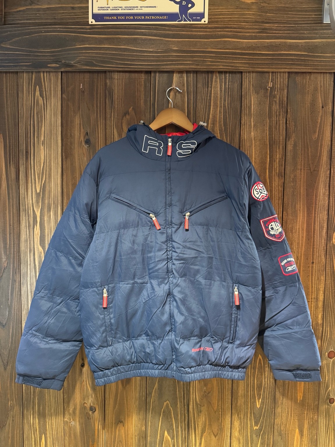 Reebok 中綿フーデッドジャケット ネイビー×レッド 正面全体 RSロゴ ワッペン