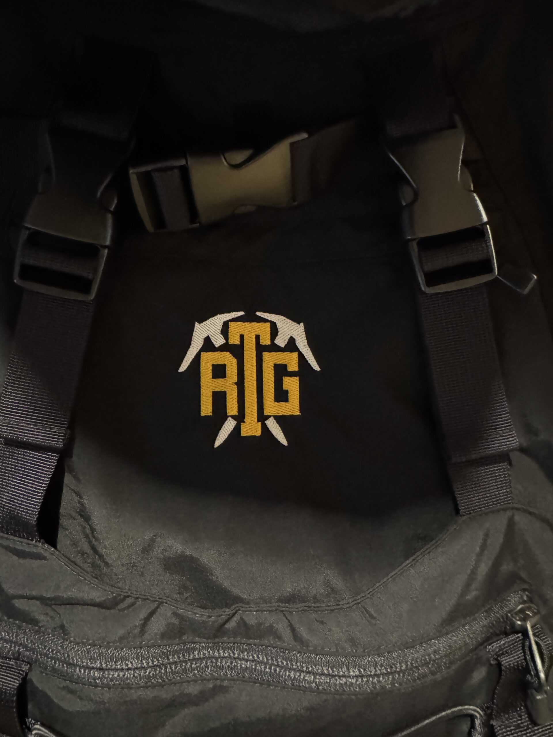 Supreme × THE NORTH FACE RTG 刺繍ロゴのディテール