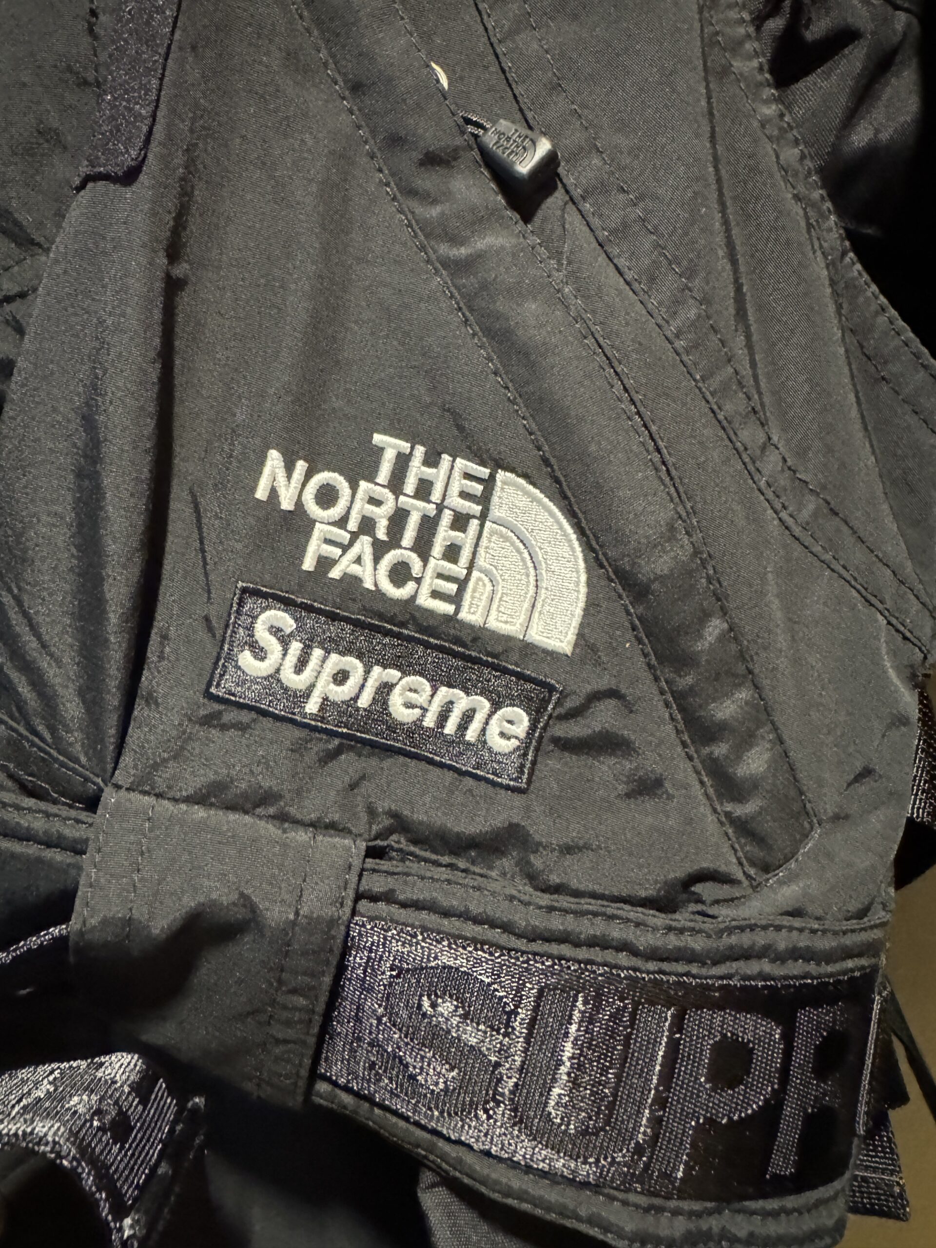 Supreme × THE NORTH FACE 胸ロゴ刺繍のディテール