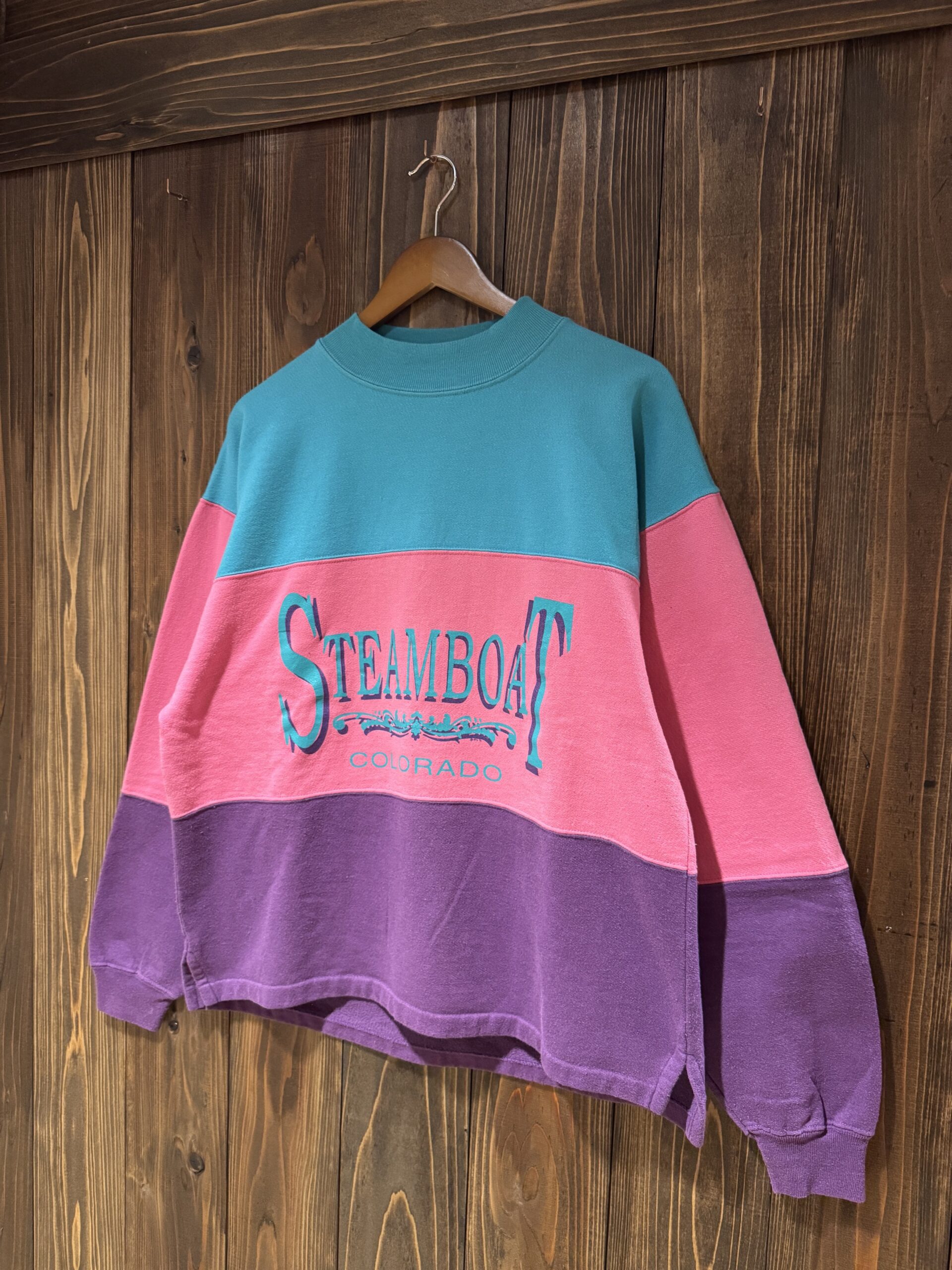 ハンガーに掛けたSTEAMBOAT COLORADOスウェットを斜めから撮影した一枚。身幅にゆとりのあるボックスシルエット。