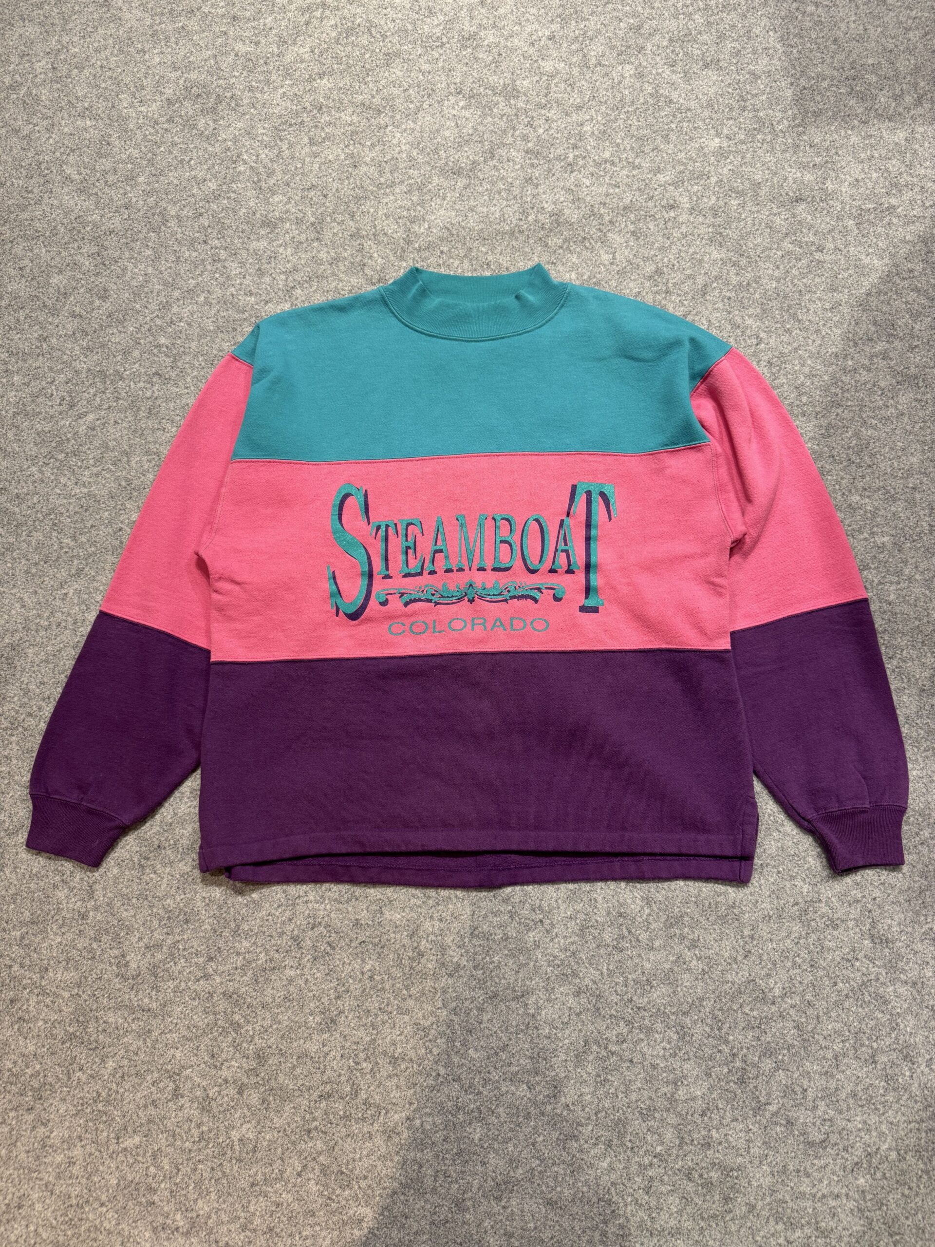 床に平置きしたSTEAMBOAT COLORADOスウェットのフロント。前後差のあるカーブ裾とサイドスリットが分かる一枚。