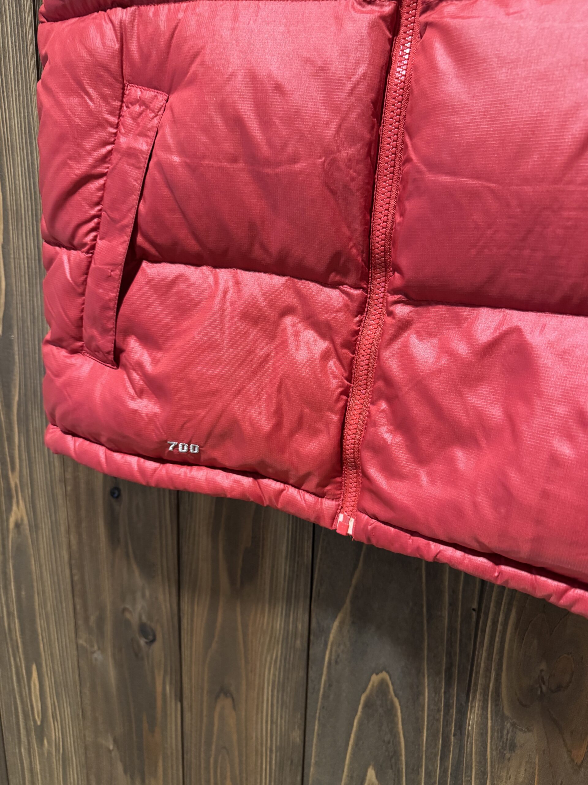 裾付近に入る700刺繍とポケットディテール