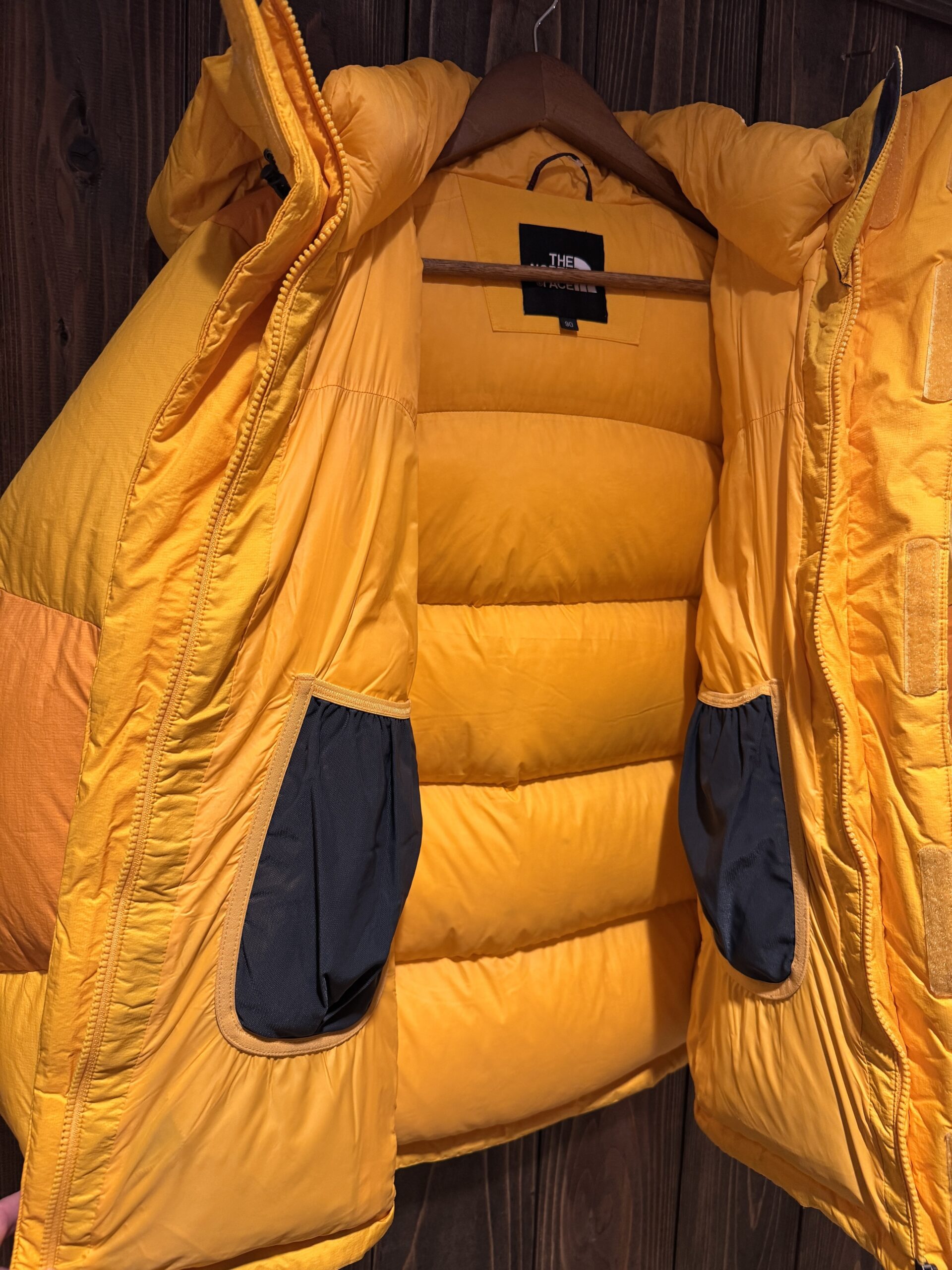 生地の表情（イエローダウン／THE NORTH FACE）