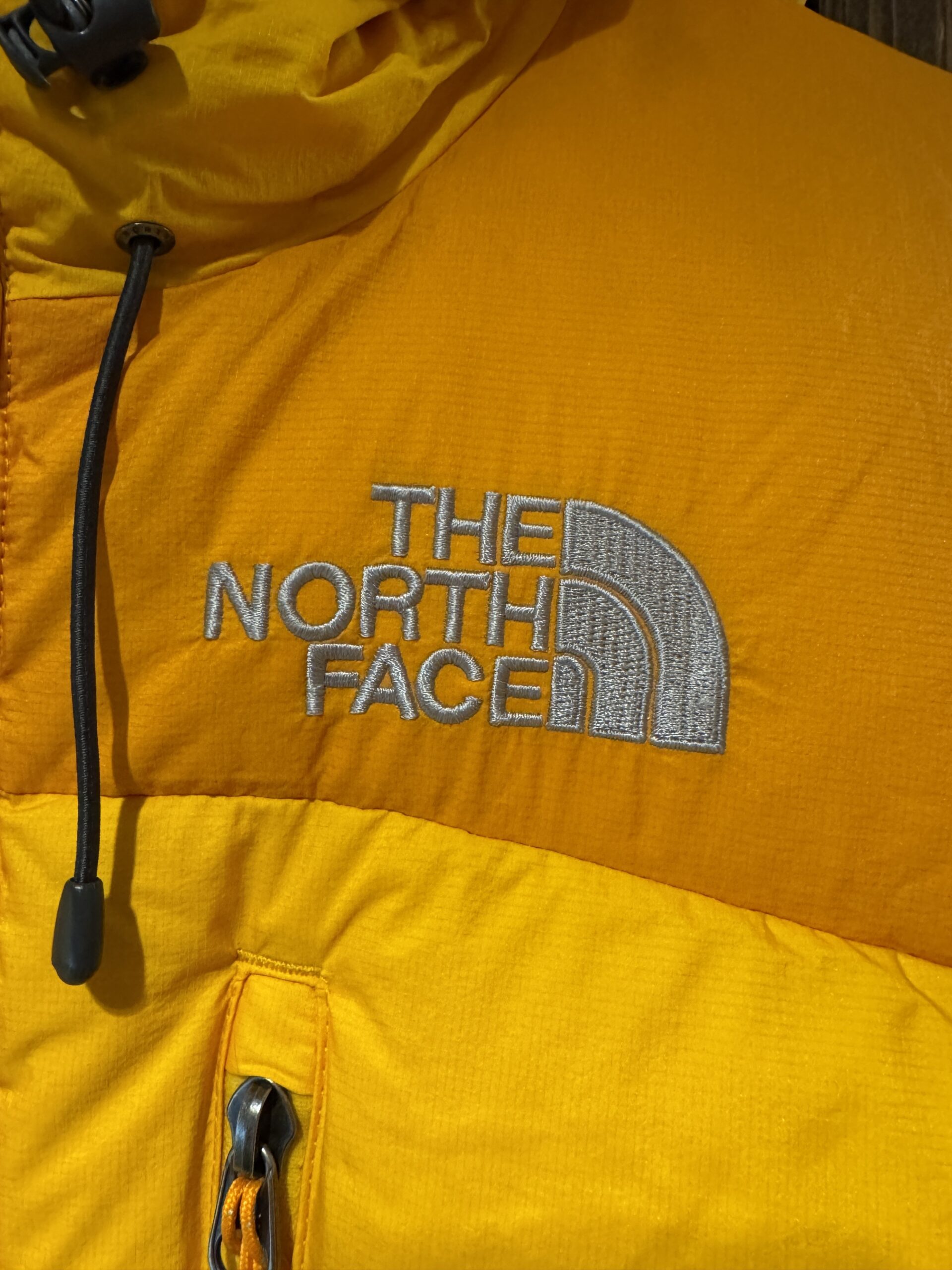 THE NORTH FACE ロゴ刺繍とオレンジ切替（HyVentダウン／NFJ1DD71）