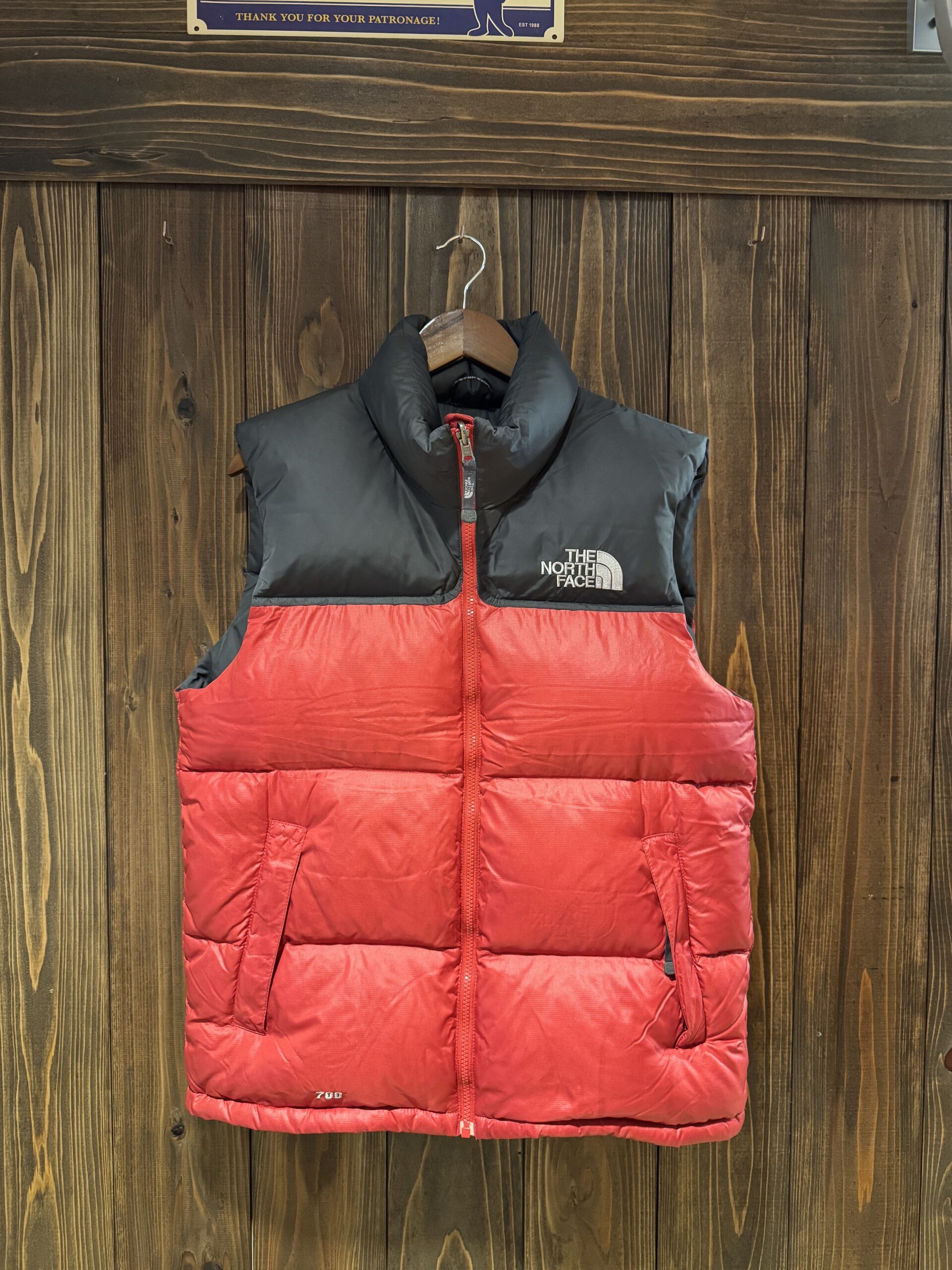 レッド×ブラック配色のTHE NORTH FACEダウンベスト（フロント全体）