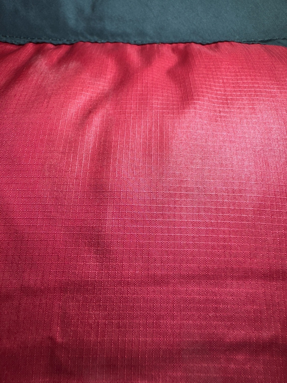 レッド部分のリップストップ生地のクローズアップ