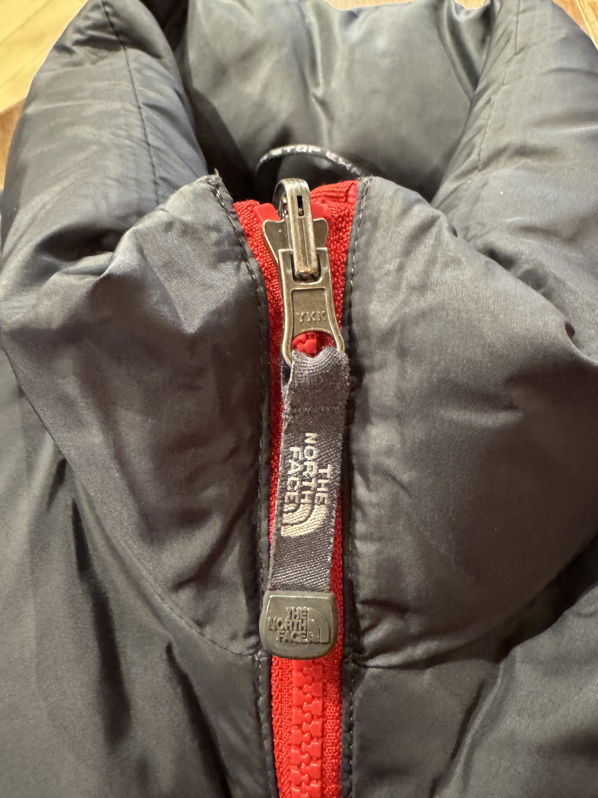 フロントジップとジッパープルのディテール