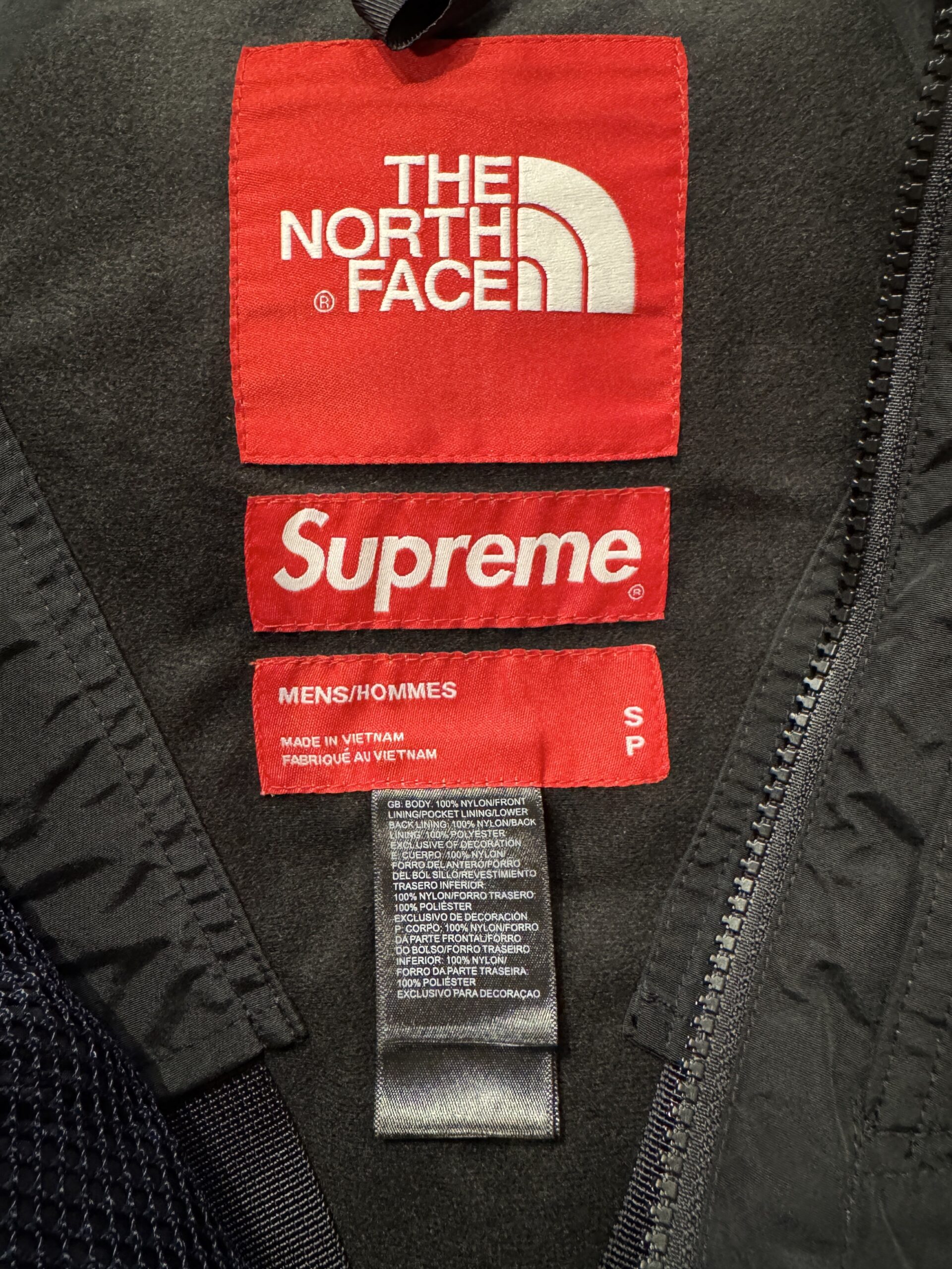 Supreme × THE NORTH FACE RTG ベスト内側の赤タグ