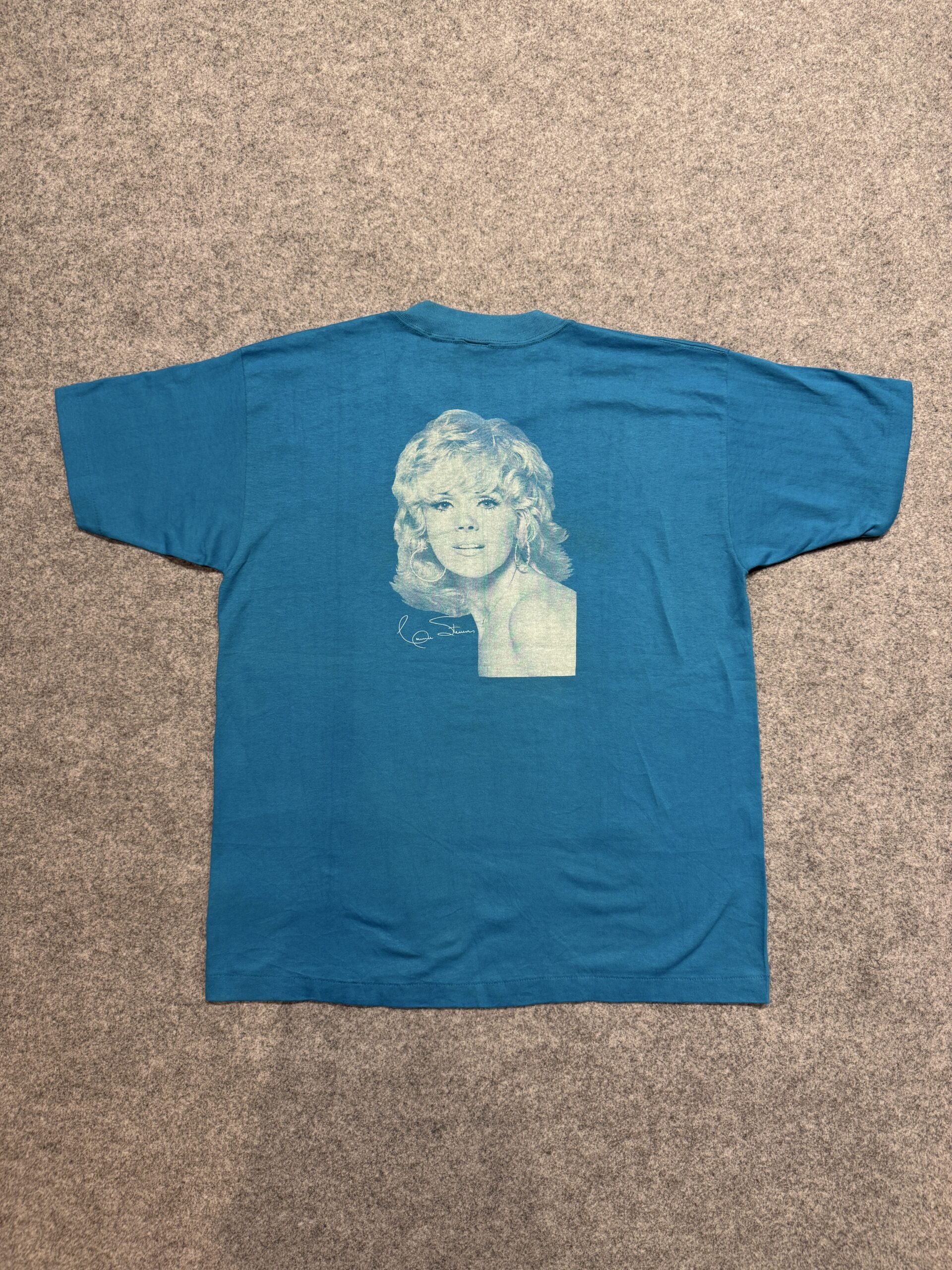 WINDFEATHER SUMMER CAMP Tシャツをグレーの床に平置きした全体写真(バック)。