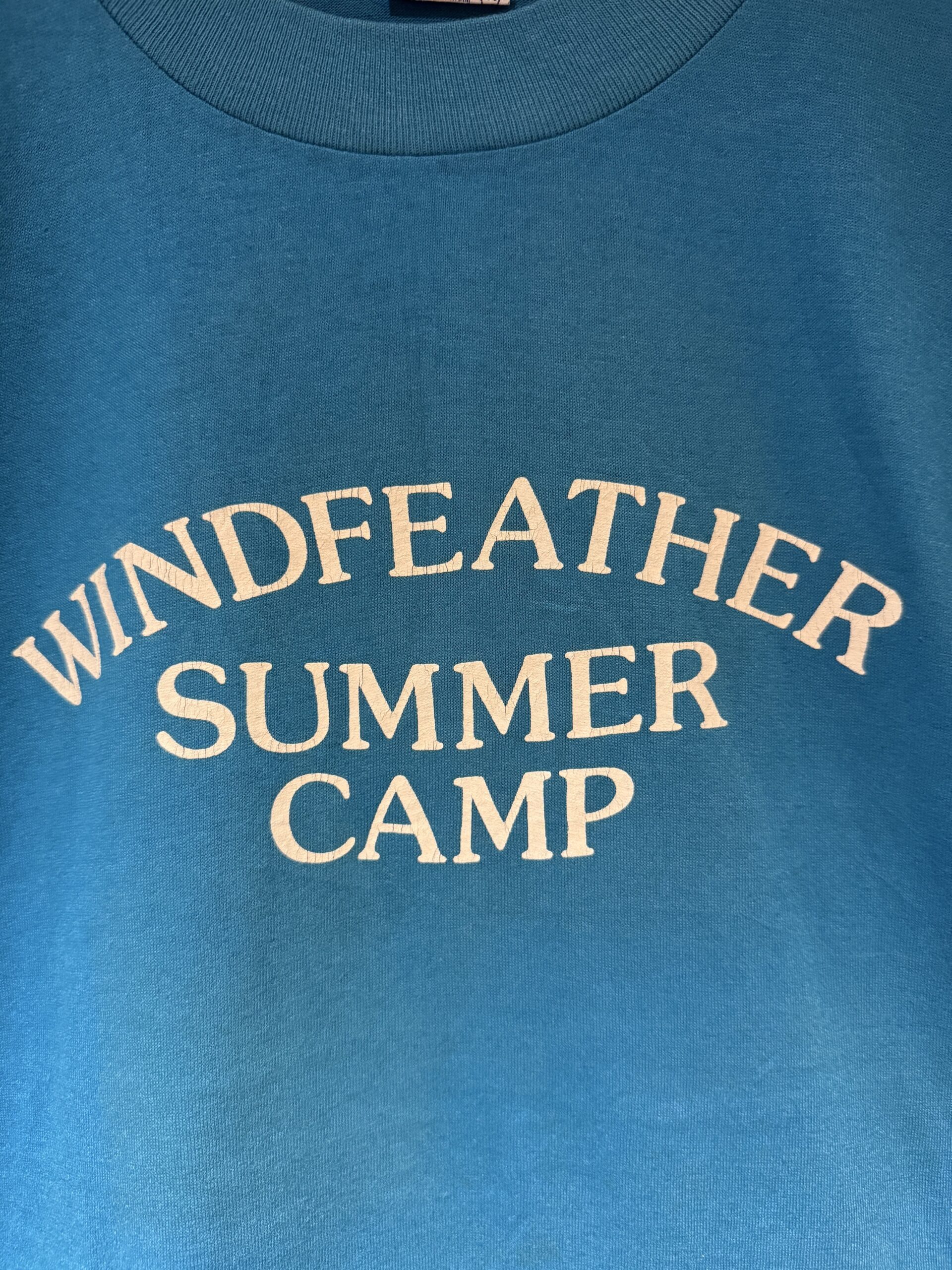 WINDFEATHER SUMMER CAMPの文字がアーチ状にプリントされたフロントロゴのアップ。