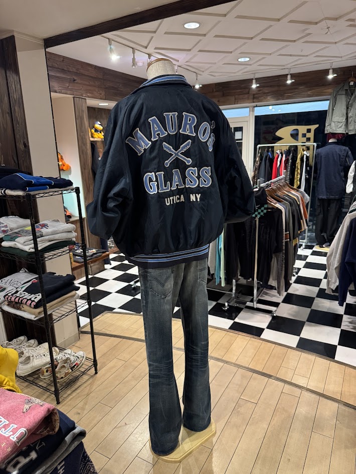 MAURO’S GLASS UTICA NY ナイロンコーチジャケット 着用イメージ 背中