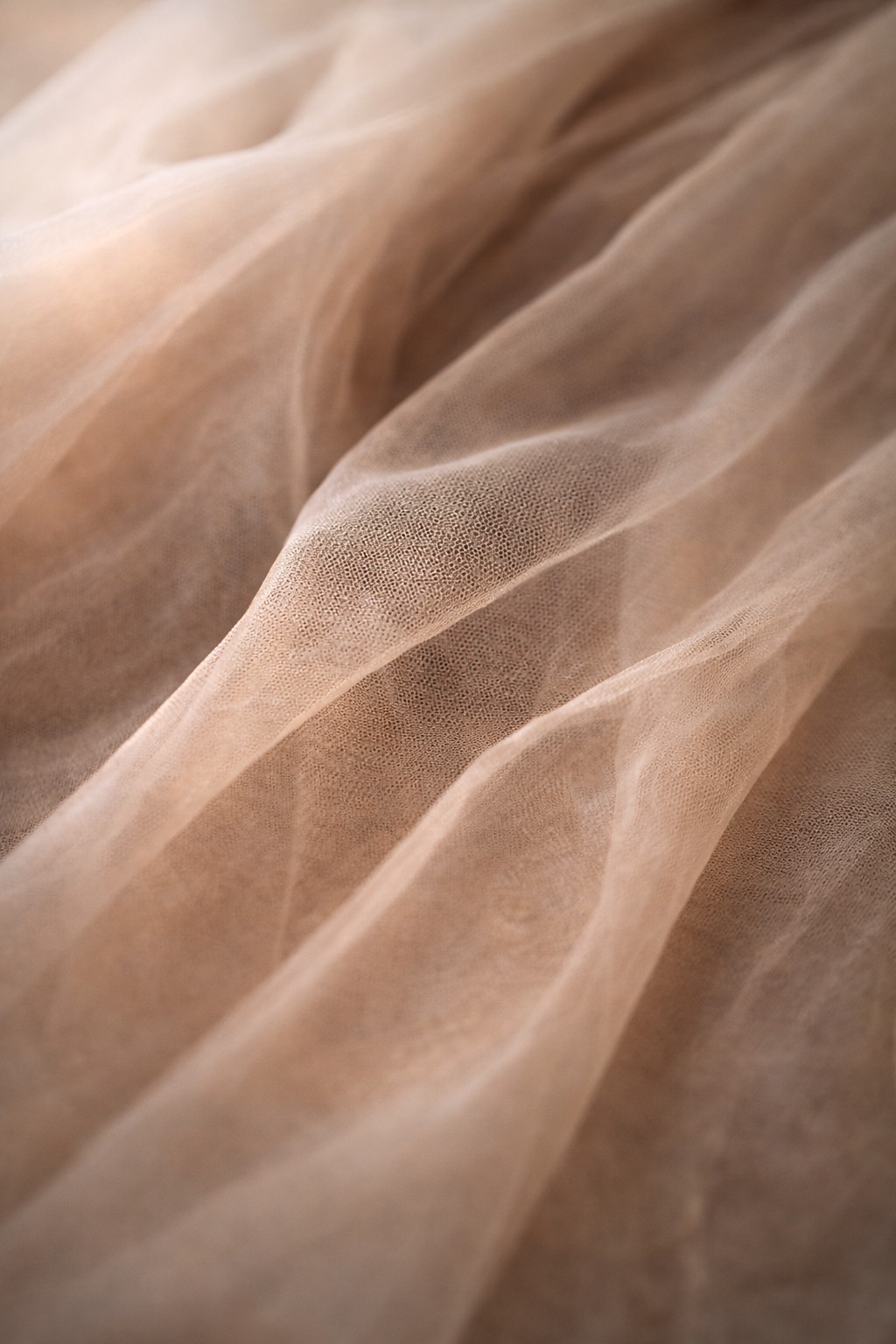 薄い布の重なりと陰影が見えるストッキングのディテール写真