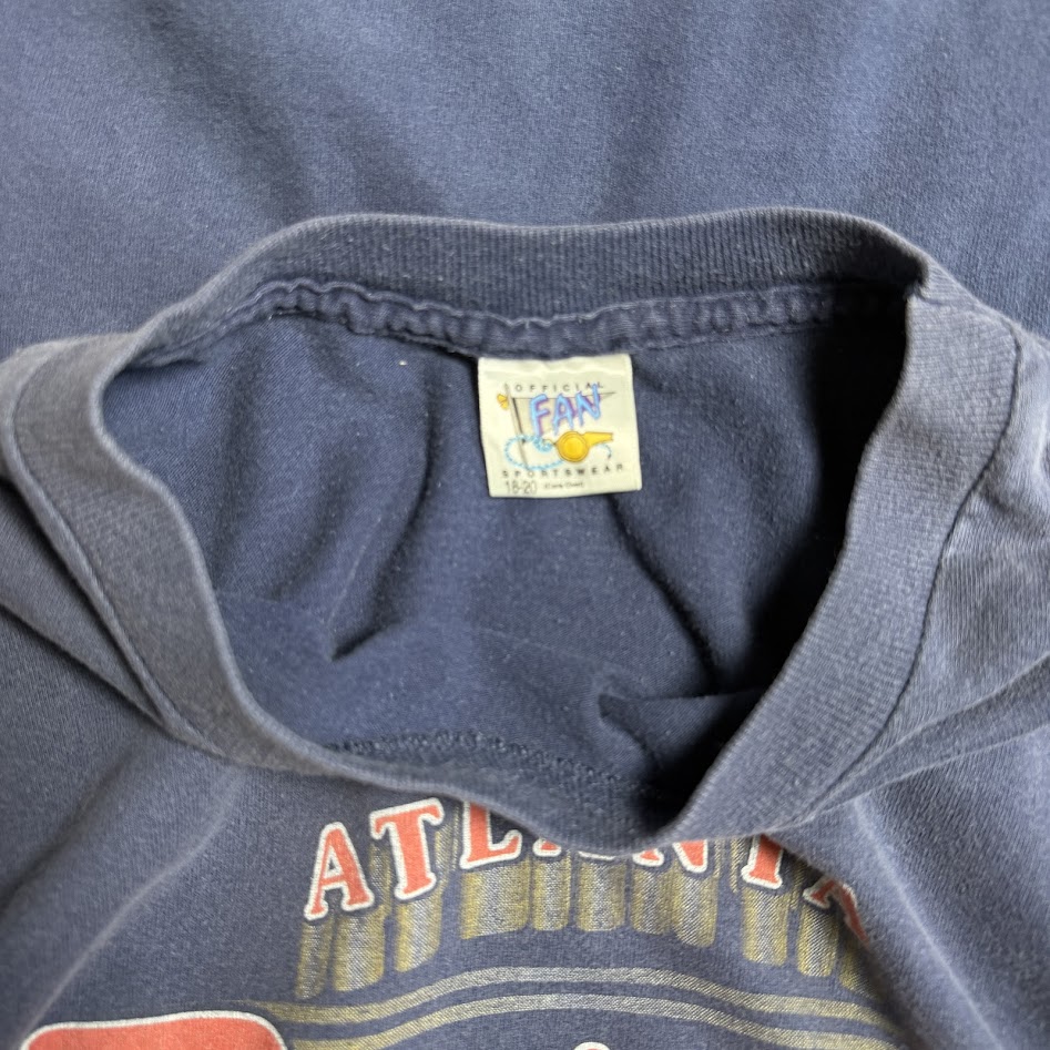 Atlanta Braves Tシャツ 首元ディテール