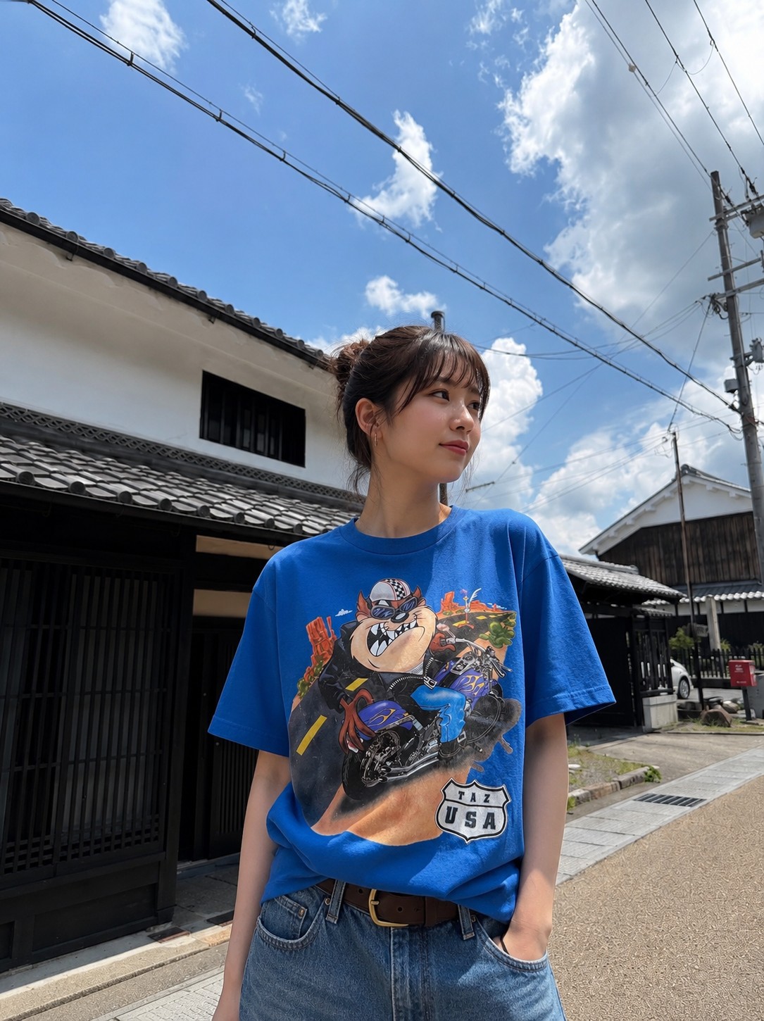 90年代 Warner Bros. タズ バイクTシャツを着用した女性モデル(HATAGO BASE BON前)