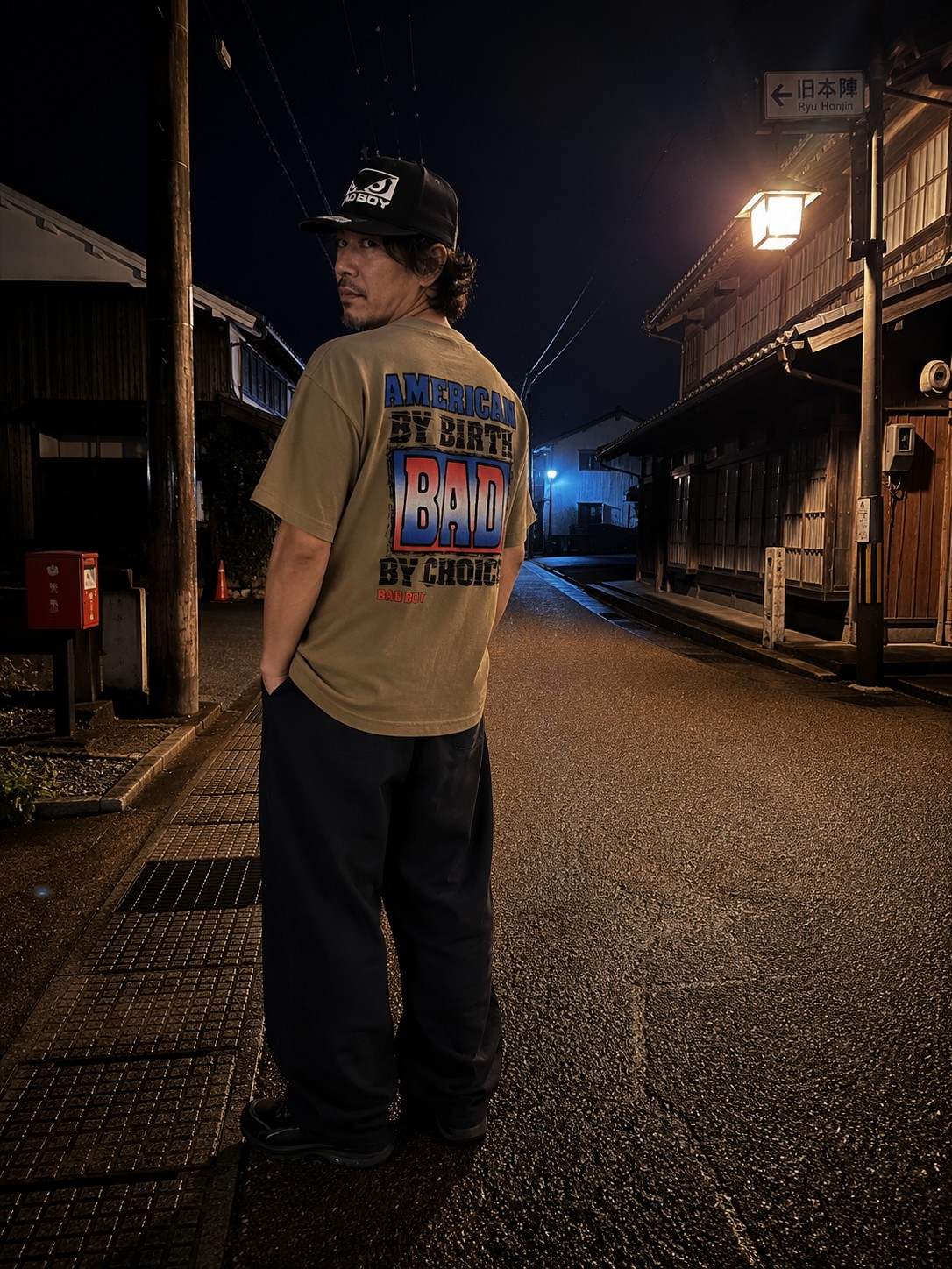 90年代 BAD BOY Tシャツの背面プリントを見せる男性モデルの着用イメージ