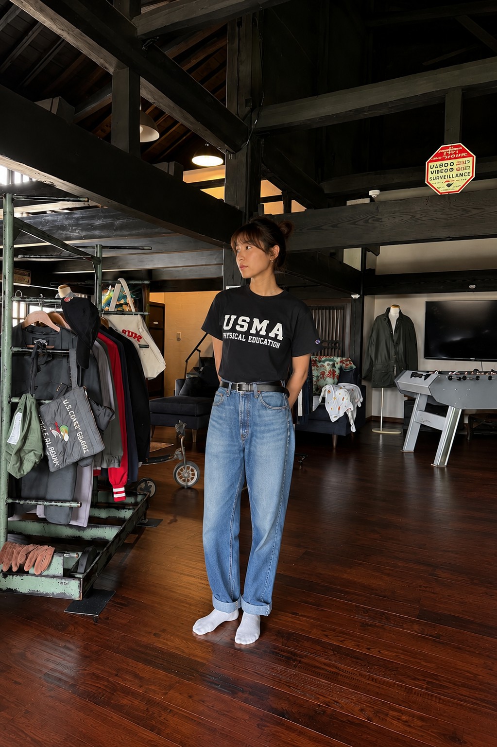 USMA Tシャツを取り入れた女性のカレッジコーディネート ChampionのUSMA Reverse Weave Tシャツを着用した女性のカレッジスタイル