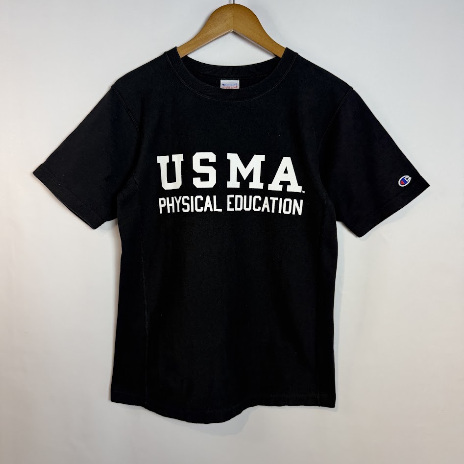 Champion Reverse Weave USMA PHYSICAL EDUCATION Tシャツ 黒地にUSMA PHYSICAL EDUCATIONとプリントされたChampion Reverse Weave Tシャツ