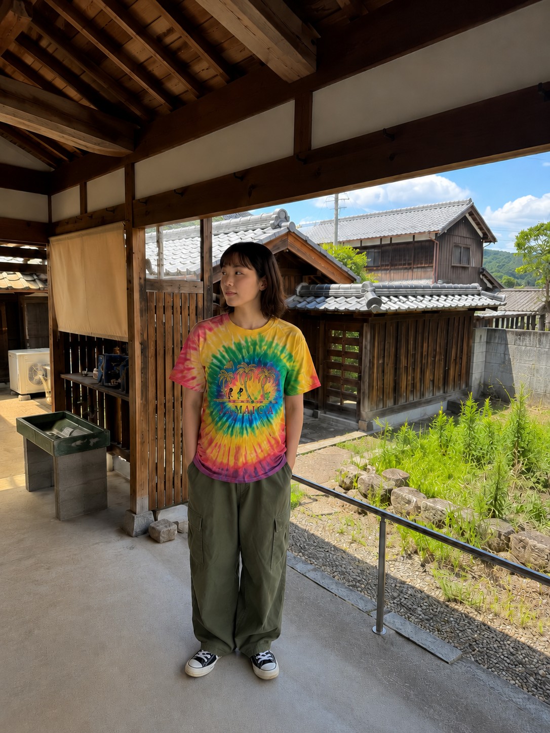 ONEITA製ジャマイカタイダイTシャツを古民家で着用した日本人女性モデル