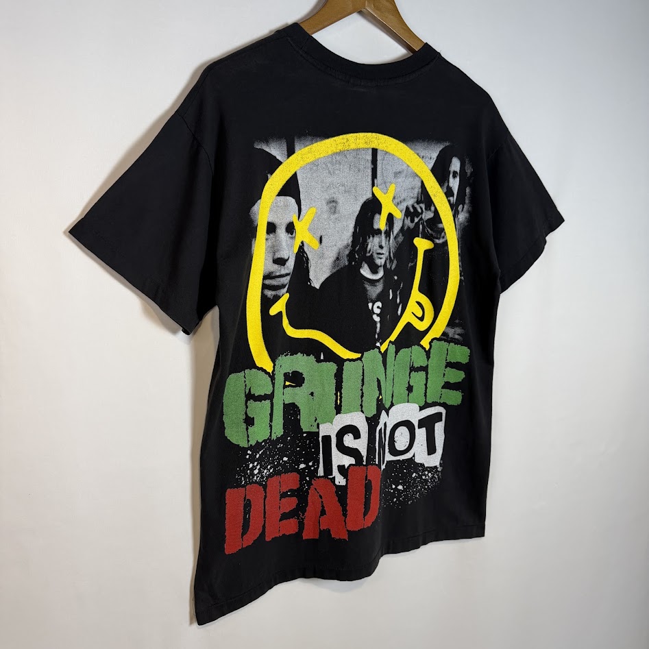 カート・コバーンTシャツ 背面左斜め 左斜めから見たGRUNGE IS NOT DEADプリントのTシャツ背面