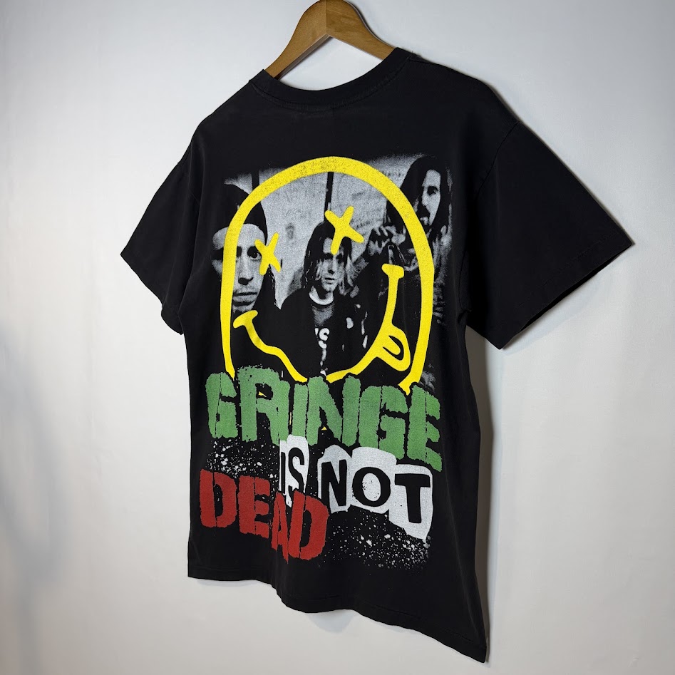 カート・コバーンTシャツ 背面右斜め 右斜めから見たGRUNGE IS NOT DEADプリントのTシャツ背面