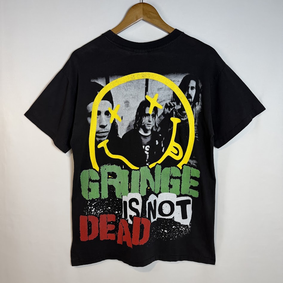 カート・コバーン ブートレグTシャツ 背面 GRUNGE IS NOT DEADの文字とNIRVANAのスマイルマークがプリントされたTシャツの背面