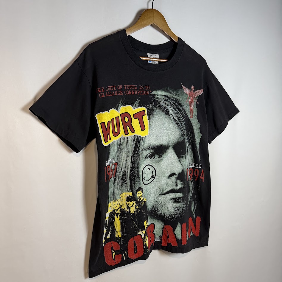 カート・コバーンTシャツ 左斜め 左斜めから撮影したカート・コバーンのブートレグTシャツ