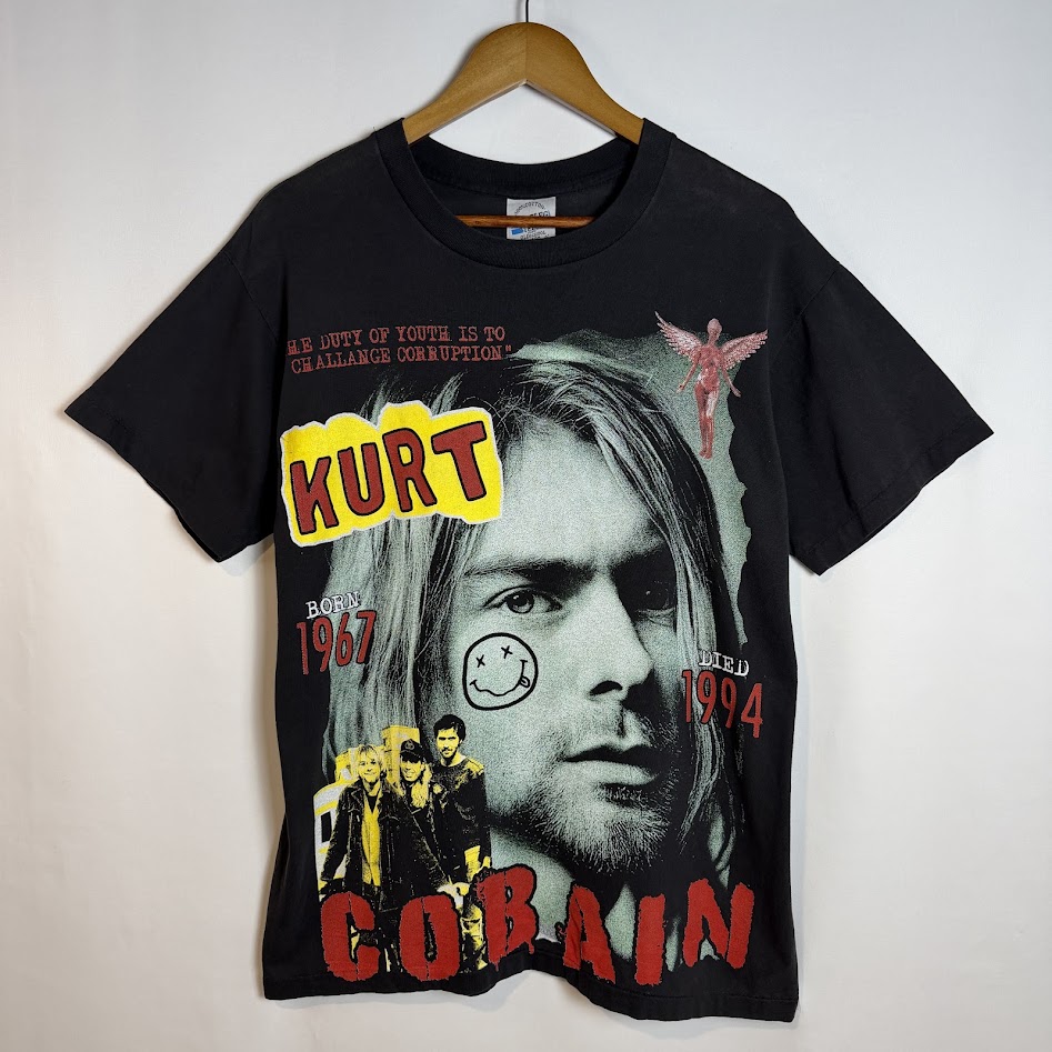 カート・コバーン ブートレグTシャツ 前面 カート・コバーンの肖像とKURTの文字が大きくプリントされた黒いブートレグTシャツの前面