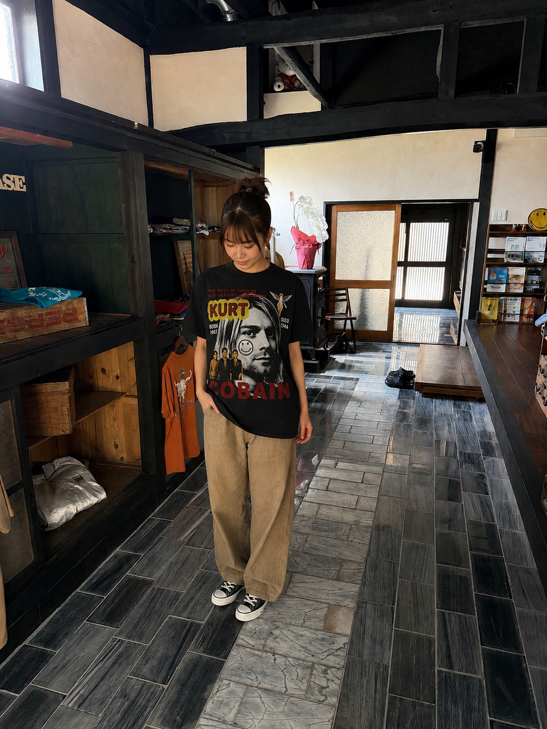 カート・コバーンのブートレグTシャツを着た女性モデル。BON店内での着用イメージ。