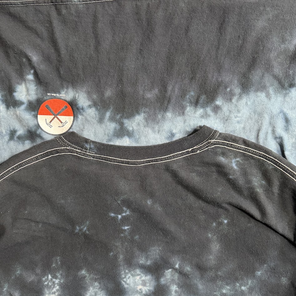 Pink Floyd The WallロングスリーブTシャツ背面首元とハンマーマーク