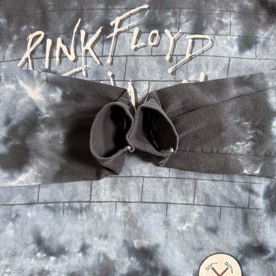 Pink Floyd The Wall Liquid BlueロングスリーブTシャツの袖口